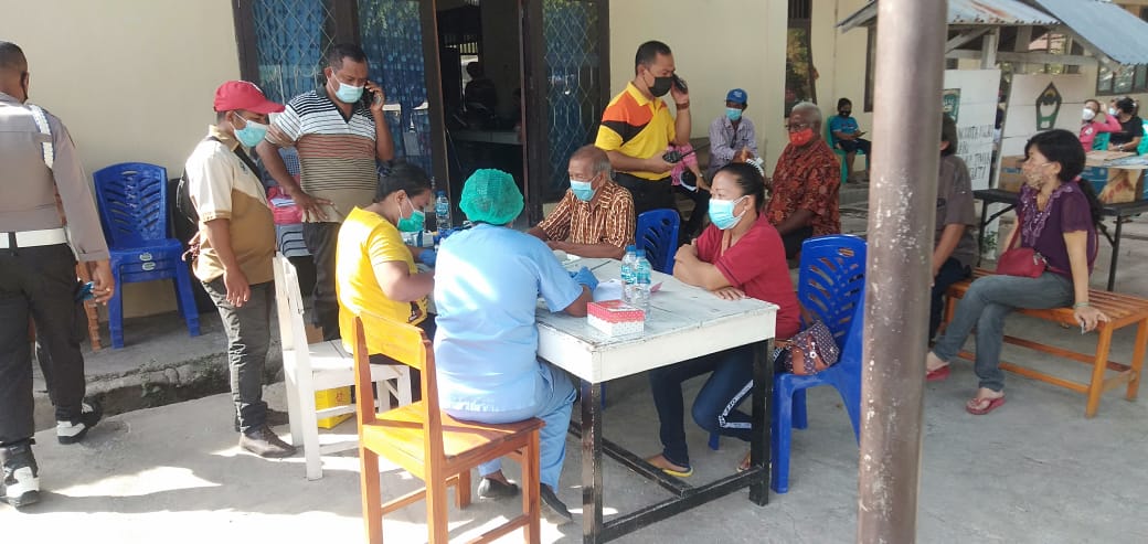 Sejumlah warga mengikuti program vaksinasi di Polres Lembata