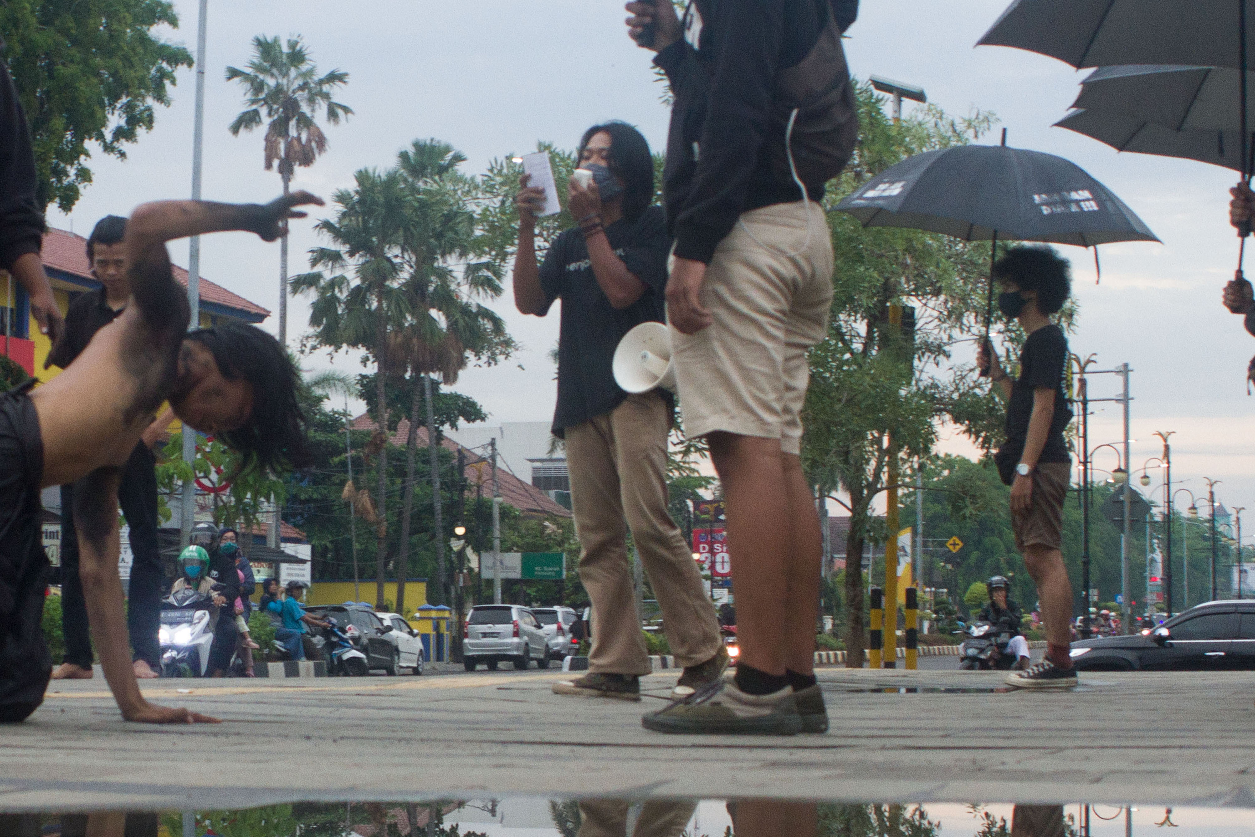 Sejumlah aktivis Hak Asasi Manusia (HAM) melakukan aksi teatrikal saat mengikuti aksi Kamisan. 