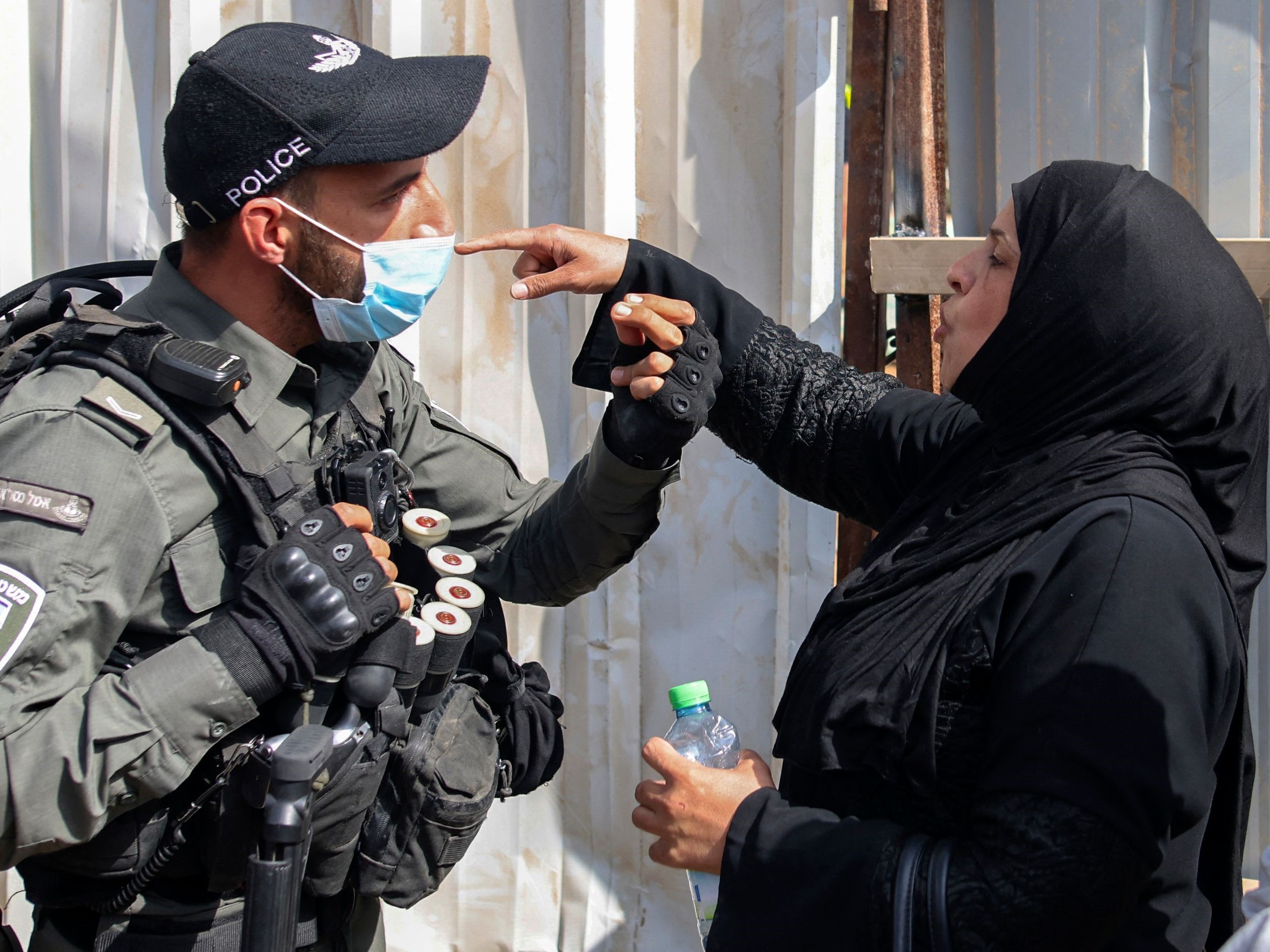 Polisi Israel membubarkan wanita Palestina selama protes di permakaman al-Yusufiye dekat pintu masuk Gerbang Singa ke kompleks Al-Aqsa.
