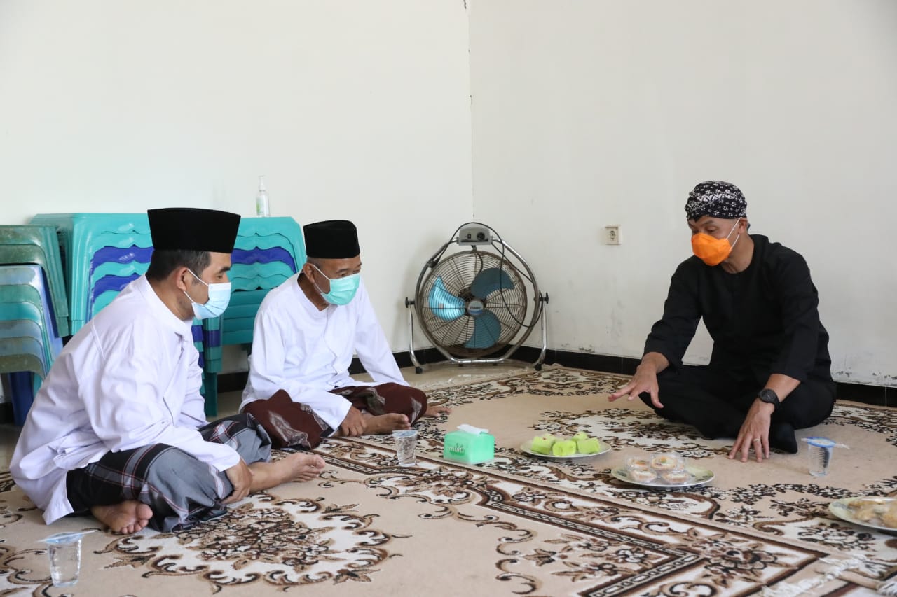 Gubernur Jateng Ganjar Pranowo  bertandang ke kediaman Kyai Su’ada Adzkia, pengasuh Ponpes Miftahul Huda, Kroya, Cilacap, Jateng.
