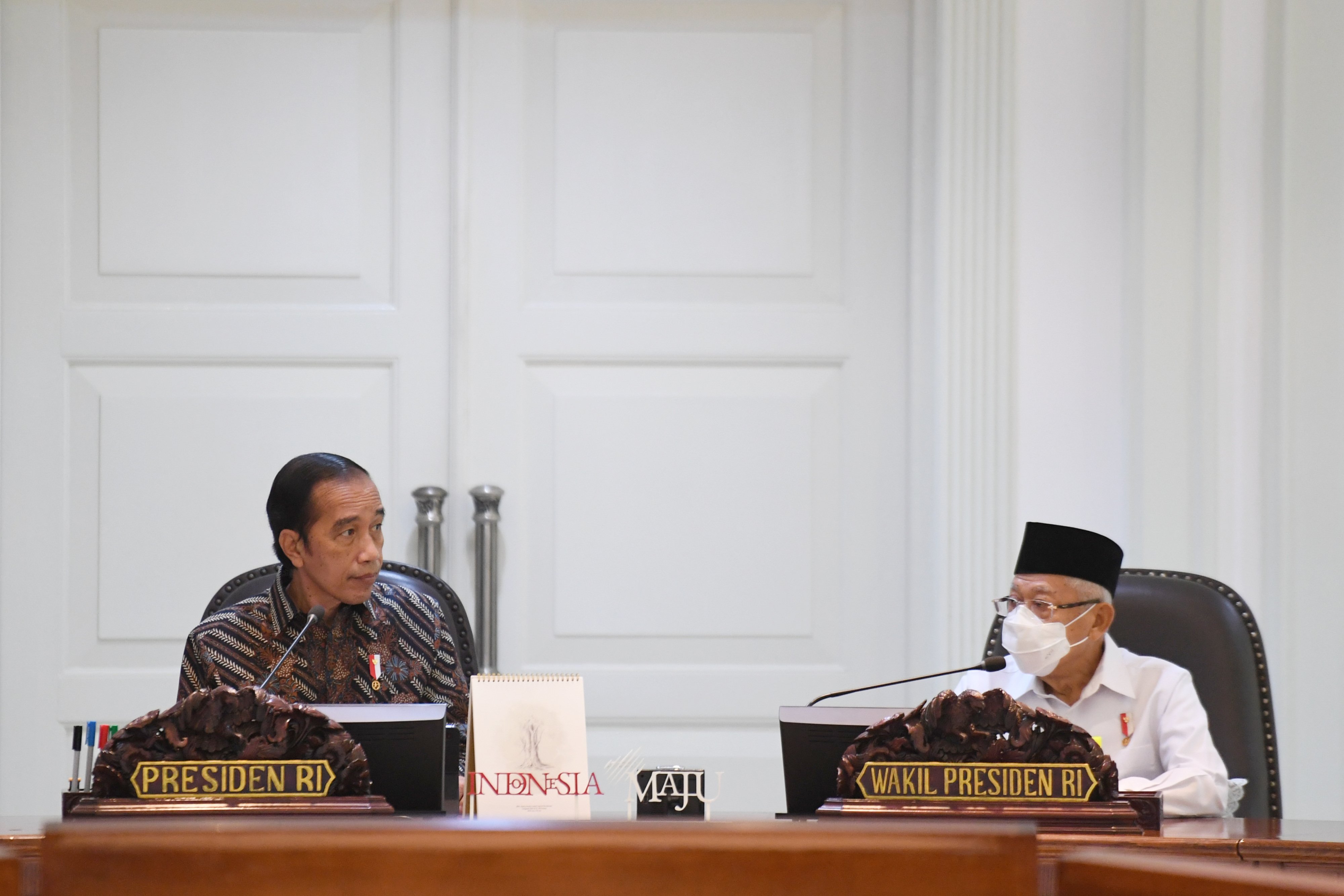 Presiden Joko Widodo (kiri) bersama Wakil Presiden Ma'ruf Amin 