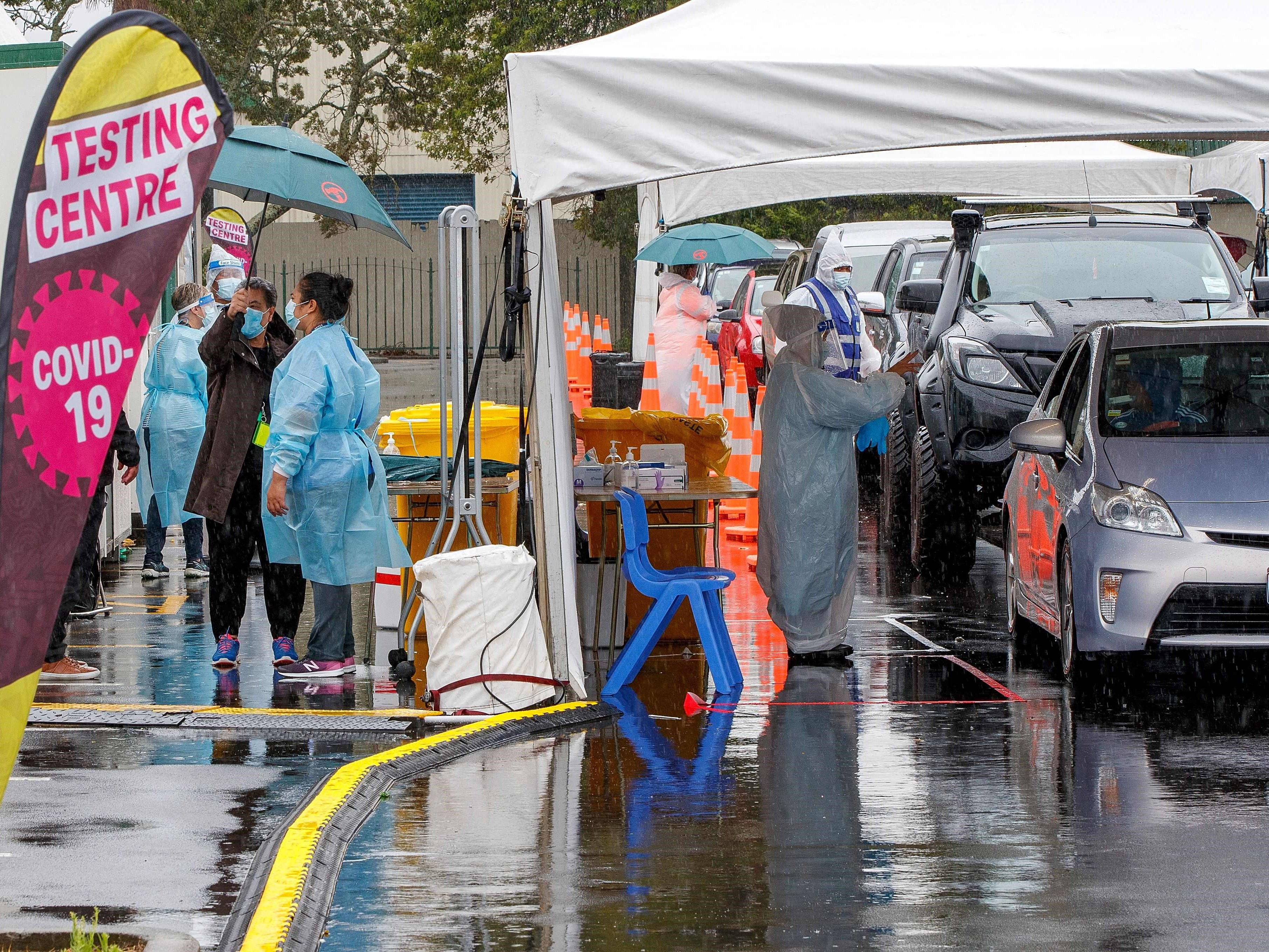 Pengendara mengantre di tempat pengujian Otara setelah kasus positif covid-19 dilaporkan di masyarakat, Auckland, Australia.
