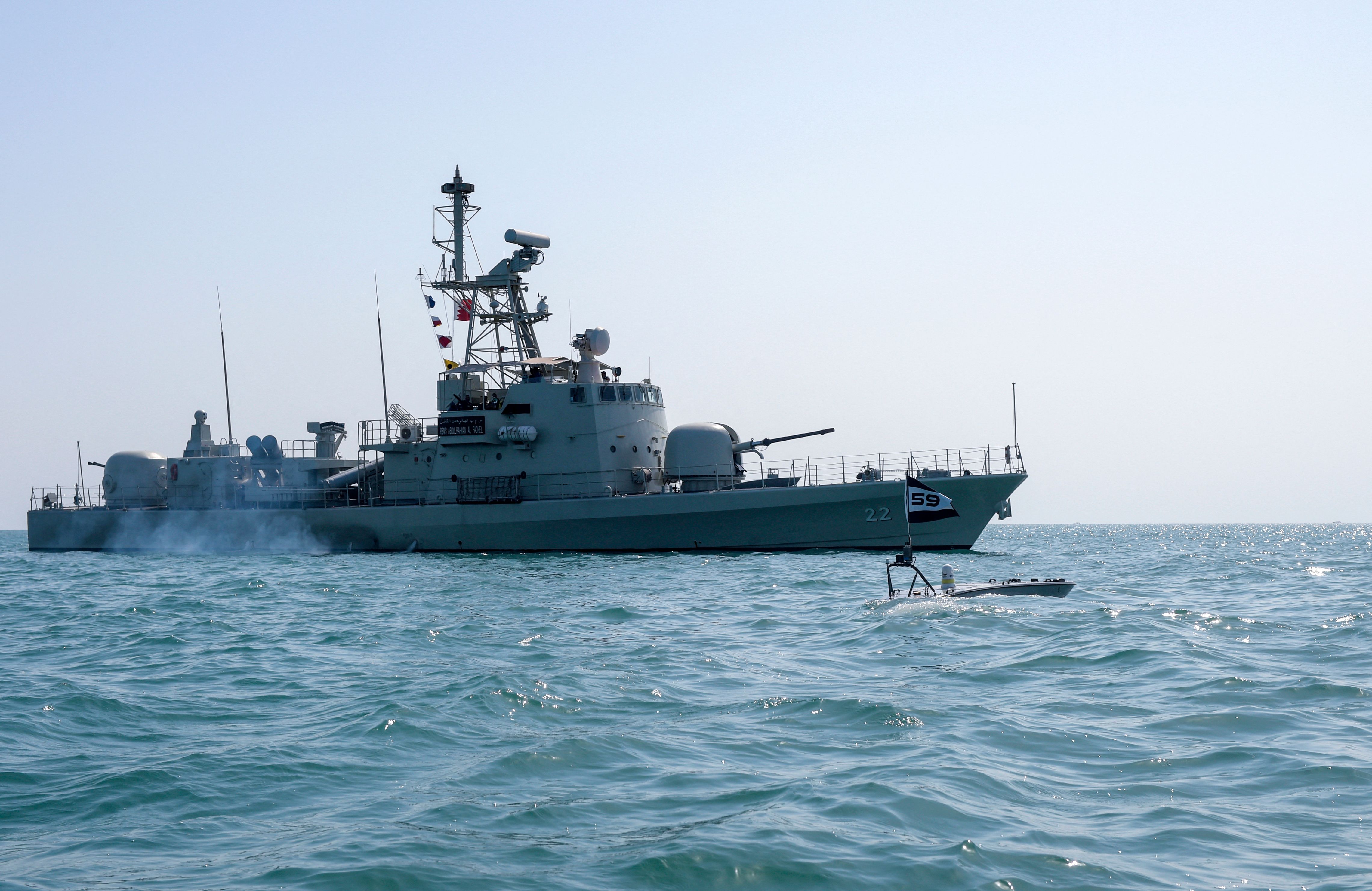 Kapal perang Angkatan Laut Bahrain Abdulrahman Al Fadhel juga berlatih bersama dengan Angkatan Laut AS pada 26 Oktober 2021 lalu.  