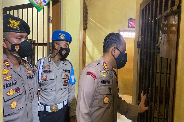Kapolres Bungo AKB Guntur Saputro saat memeriksa kebersihan ruang tahanan