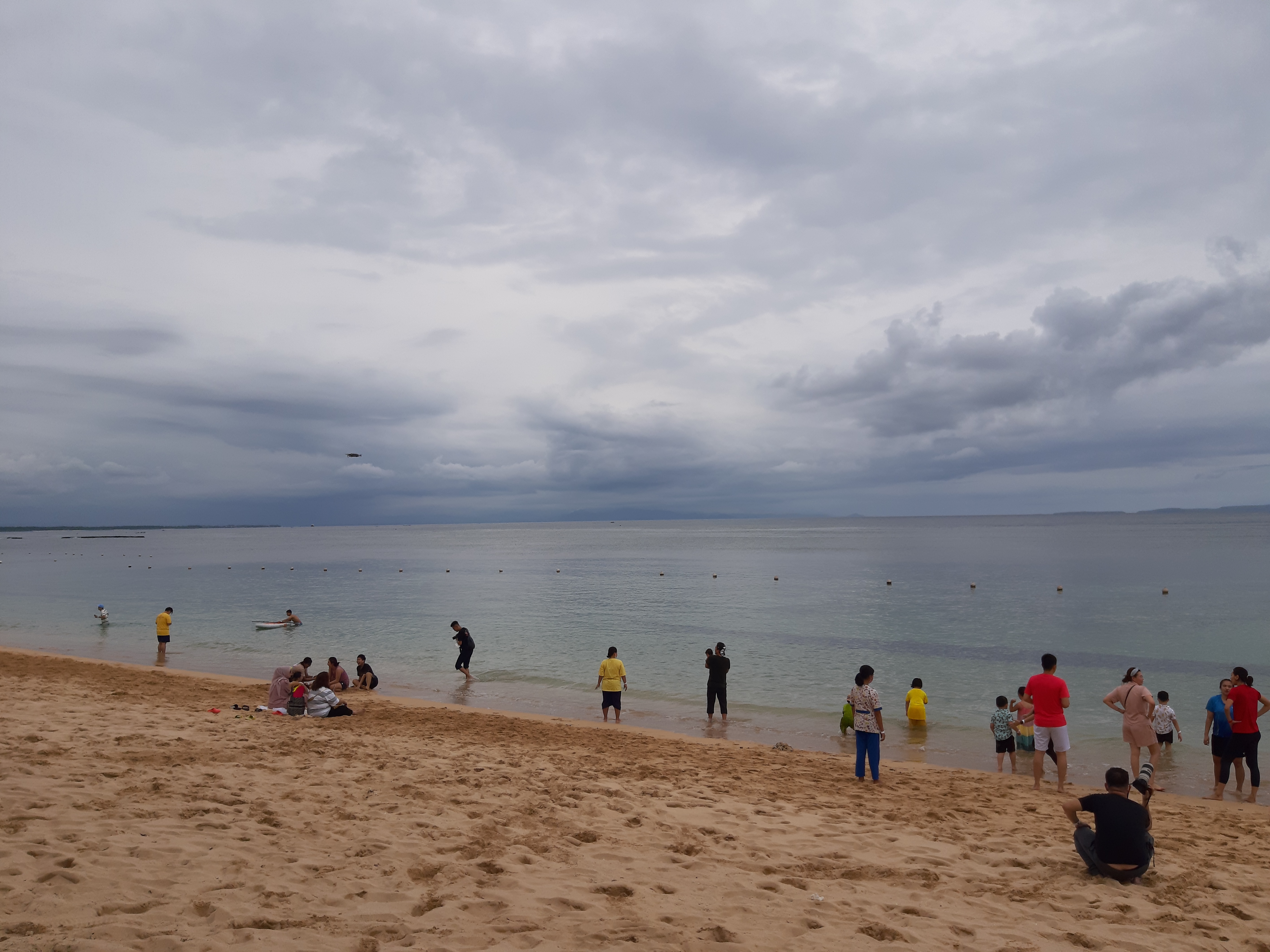 Para peserta Festival Badminton Indonesia bersantai di Bali, Minggu (14/11).