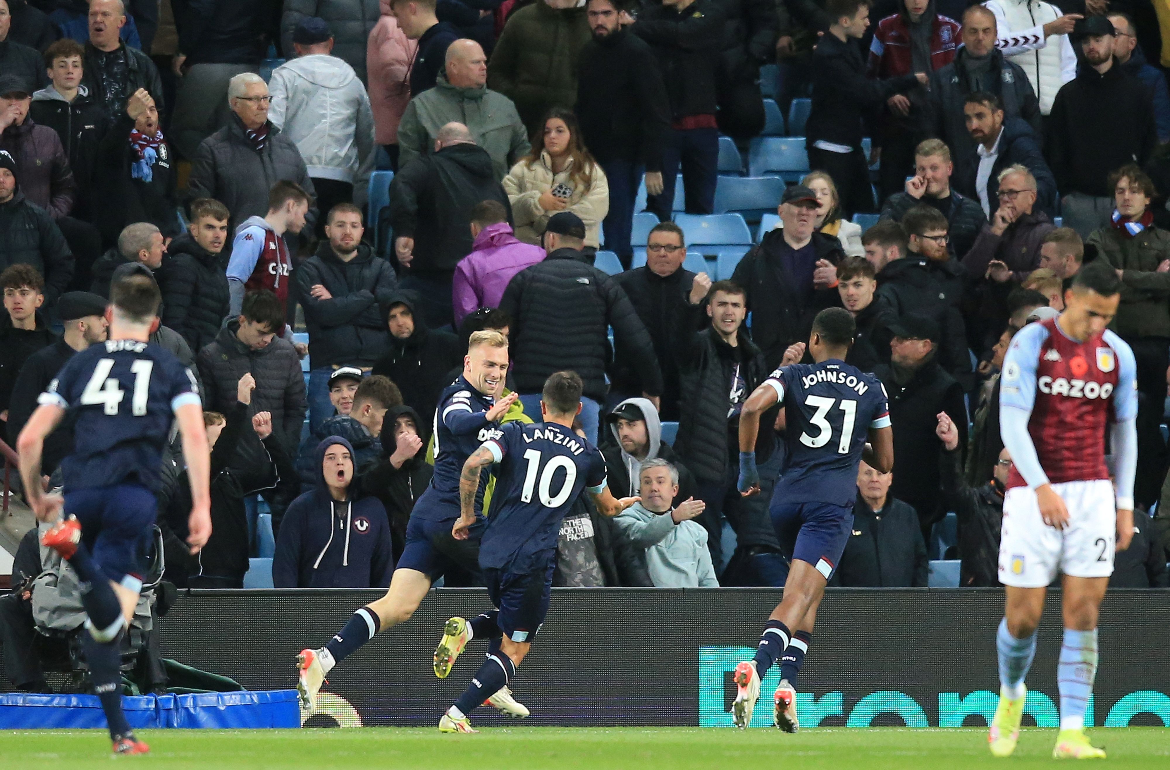 Para pemain West Ham United melakukan selebrasi usai mencetak gol ke gawang Aston Villa di laga Liga Primer Inggris.