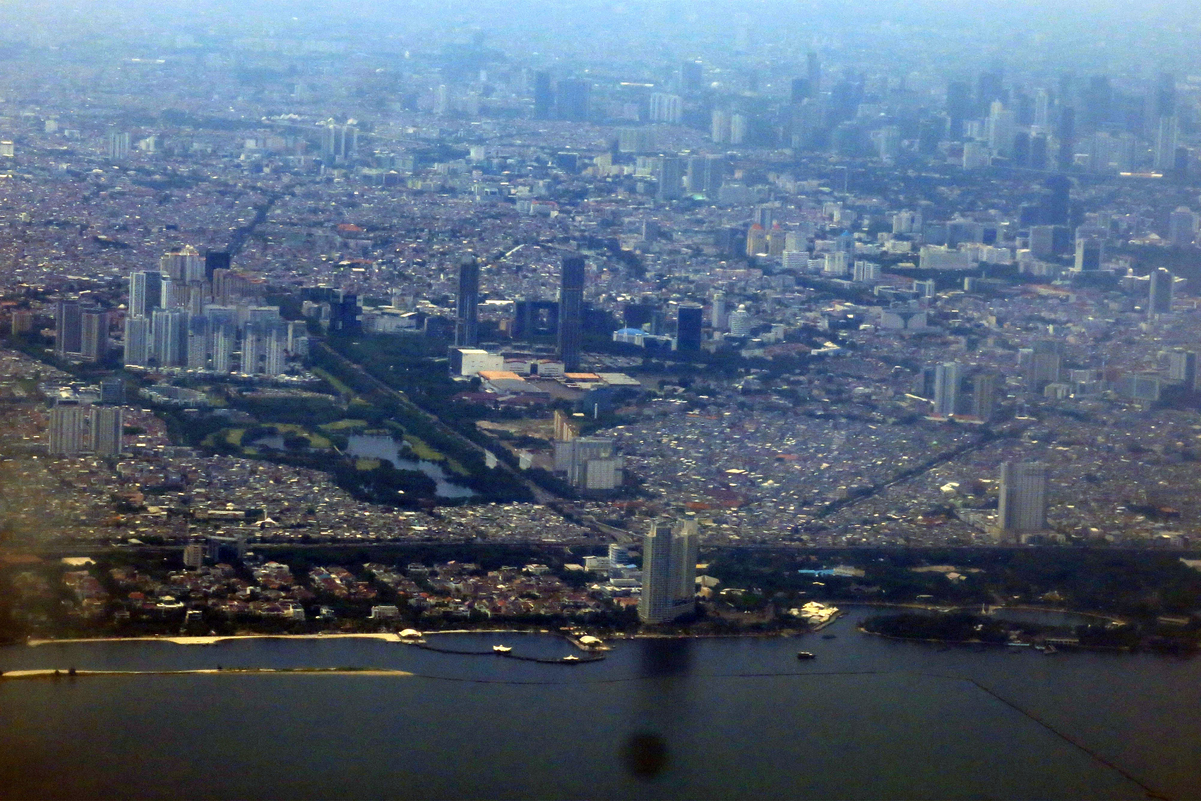 Foto udara permukiman dan gedung bertingkat di Jakarta