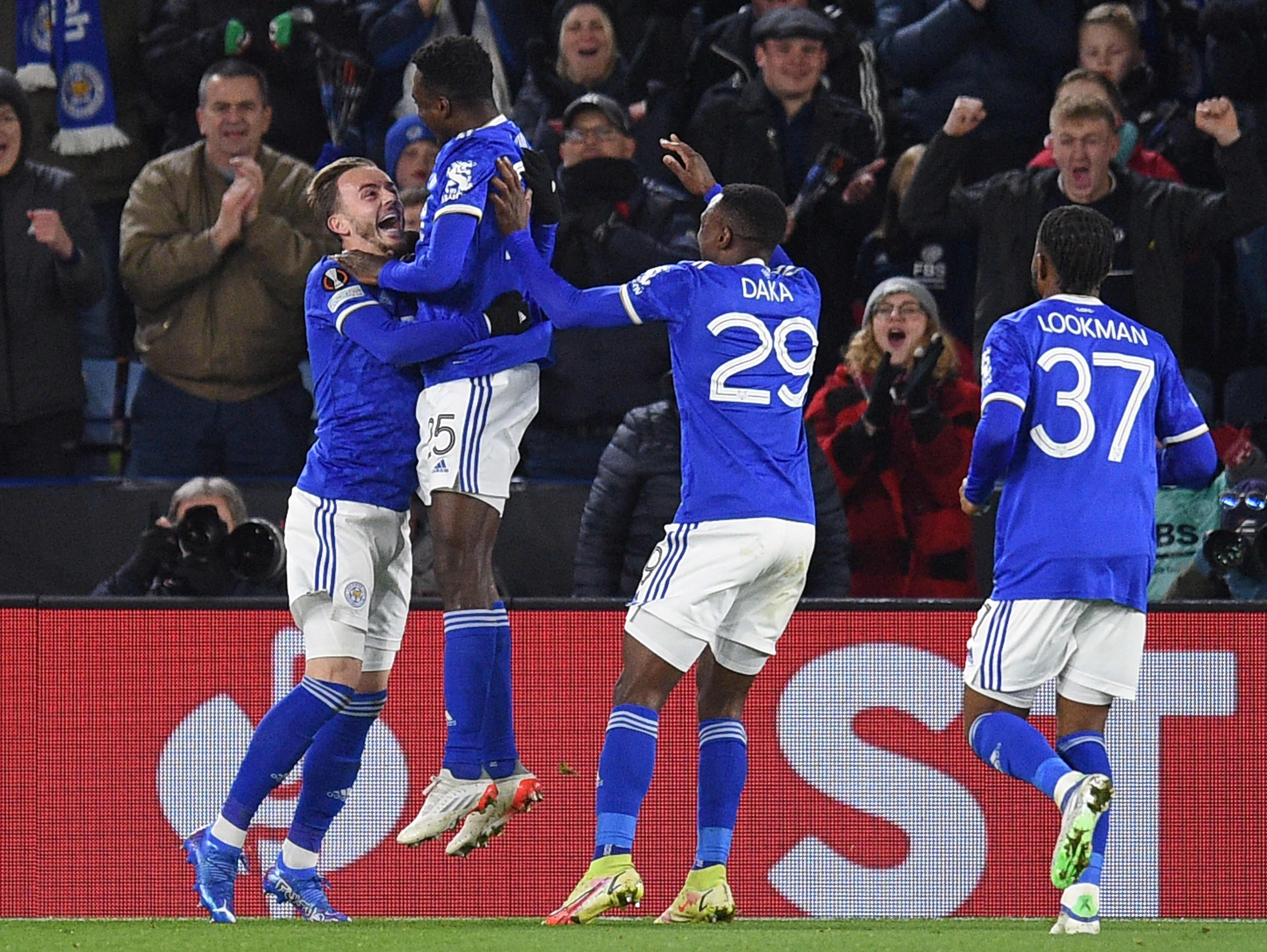 Para pemain Leicester melakukan selebrasi usai mencetak gol ke gawang Legia Warsawa di laga Liga Europa. 