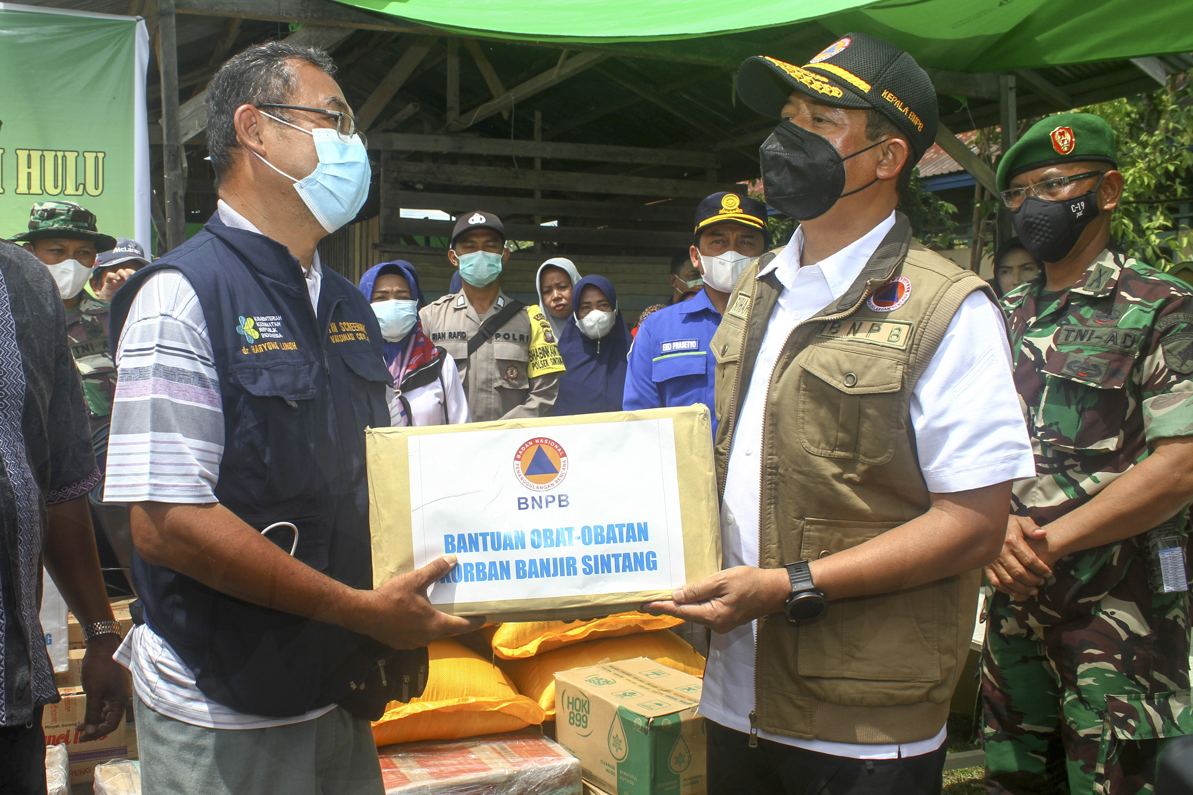 Kepala BNPB Mayjen TNI Suharyanto secara simbolis menyerahkan bantuan kepada tim dokter di posko pengungsian di Kelurahan KKH, Kab Sintang