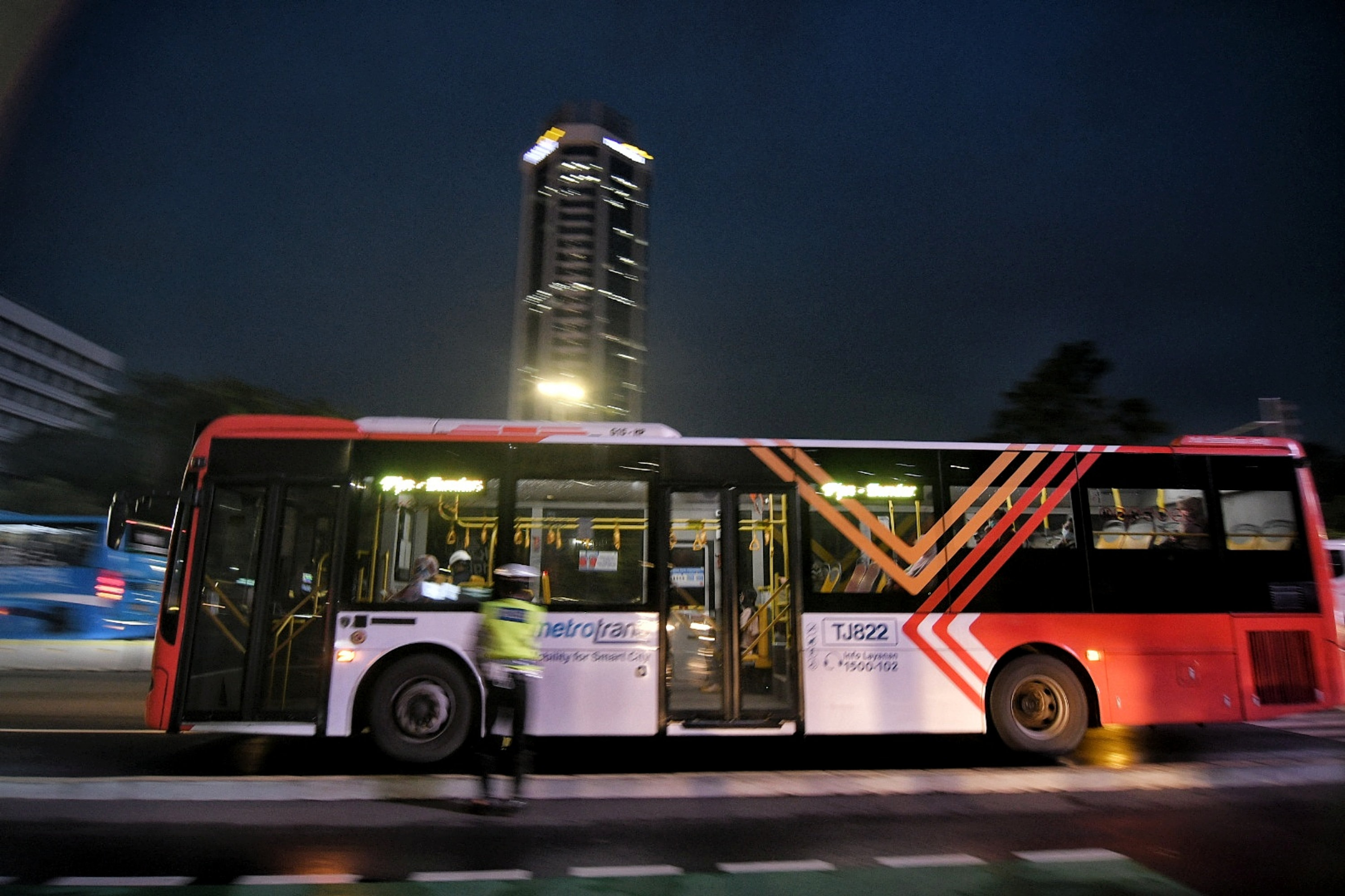  Bus Transjakarta melintas di jalan Sudirman, Jakarta, Kamis (4/11/2021).