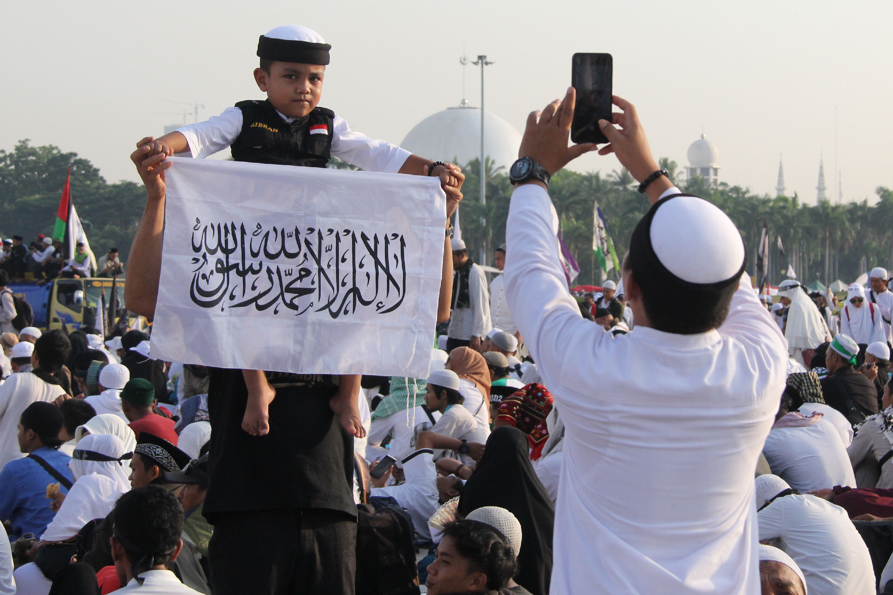 Seorang anak difoto saat Reuni 212 pada 2019