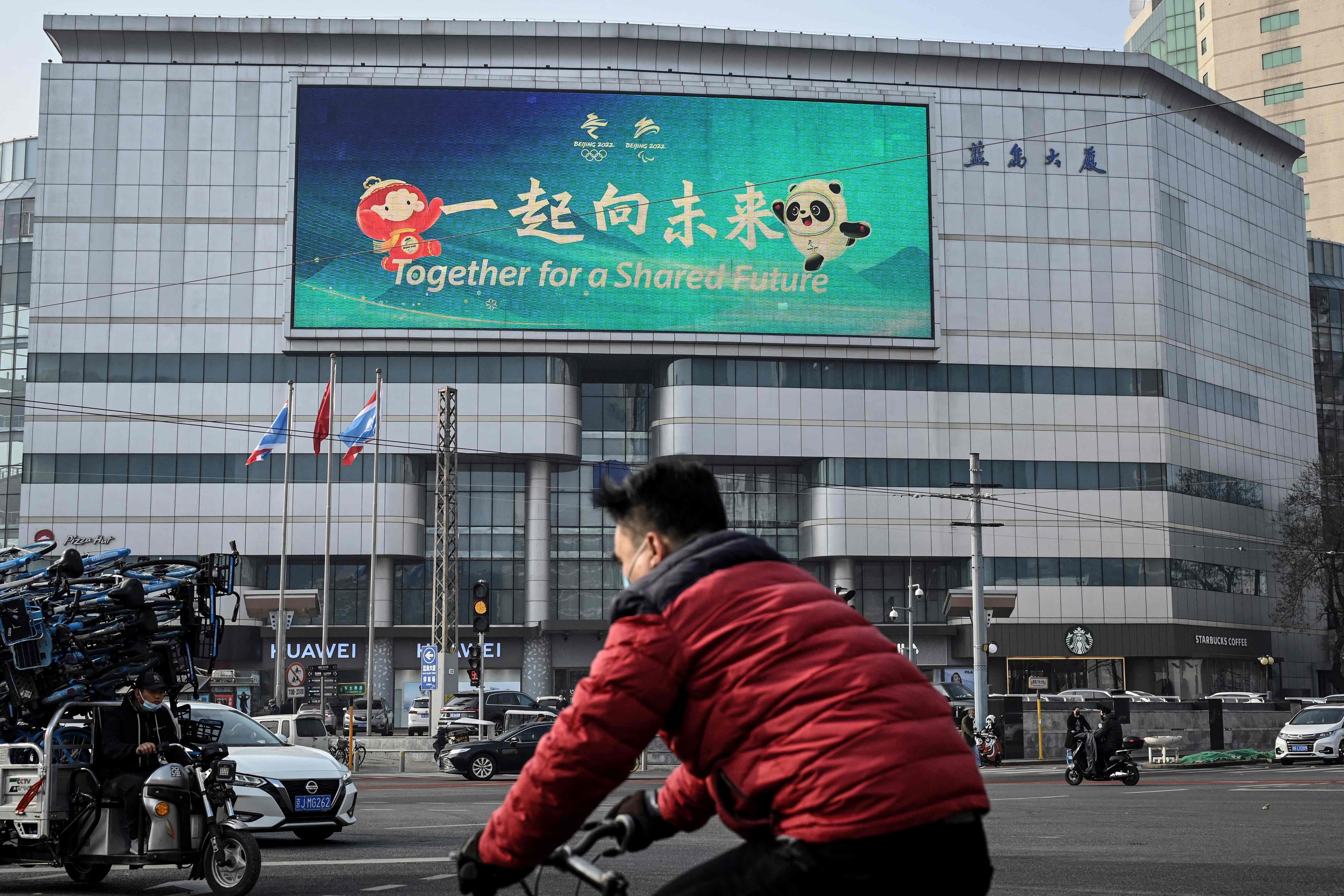 Slogan dan logo Olimpiade Beijing 2022 terlihat di sebuah mal di Beijing.