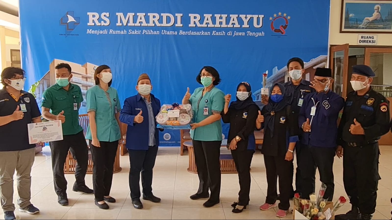 Sahabat Lestari menyerahkan sumbangan berupa makanan bernutrisi untuk tenaga kesehatan di RS Mardi Rahayu, Kudus, Jawa Tengah