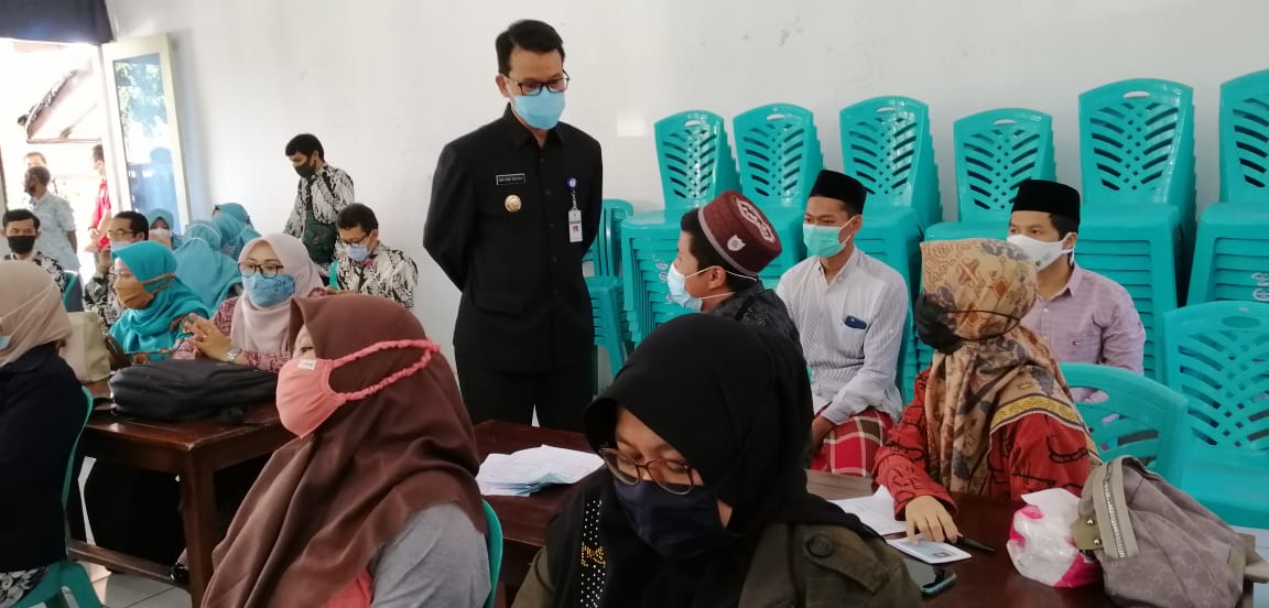 Wakil Bupati Temanggung Heri Ibnu Wibowo saat meninjau pelaksanaan vaksinasi, beberapa waktu lalu.