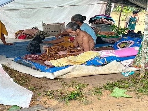 Salah satu keluarga warga Desa Tanjungpaku, Kecamatan Merelung, Kabupaten Tanjungjabung Barat, Jambi, mengungsi di bawah tenda sederhana.