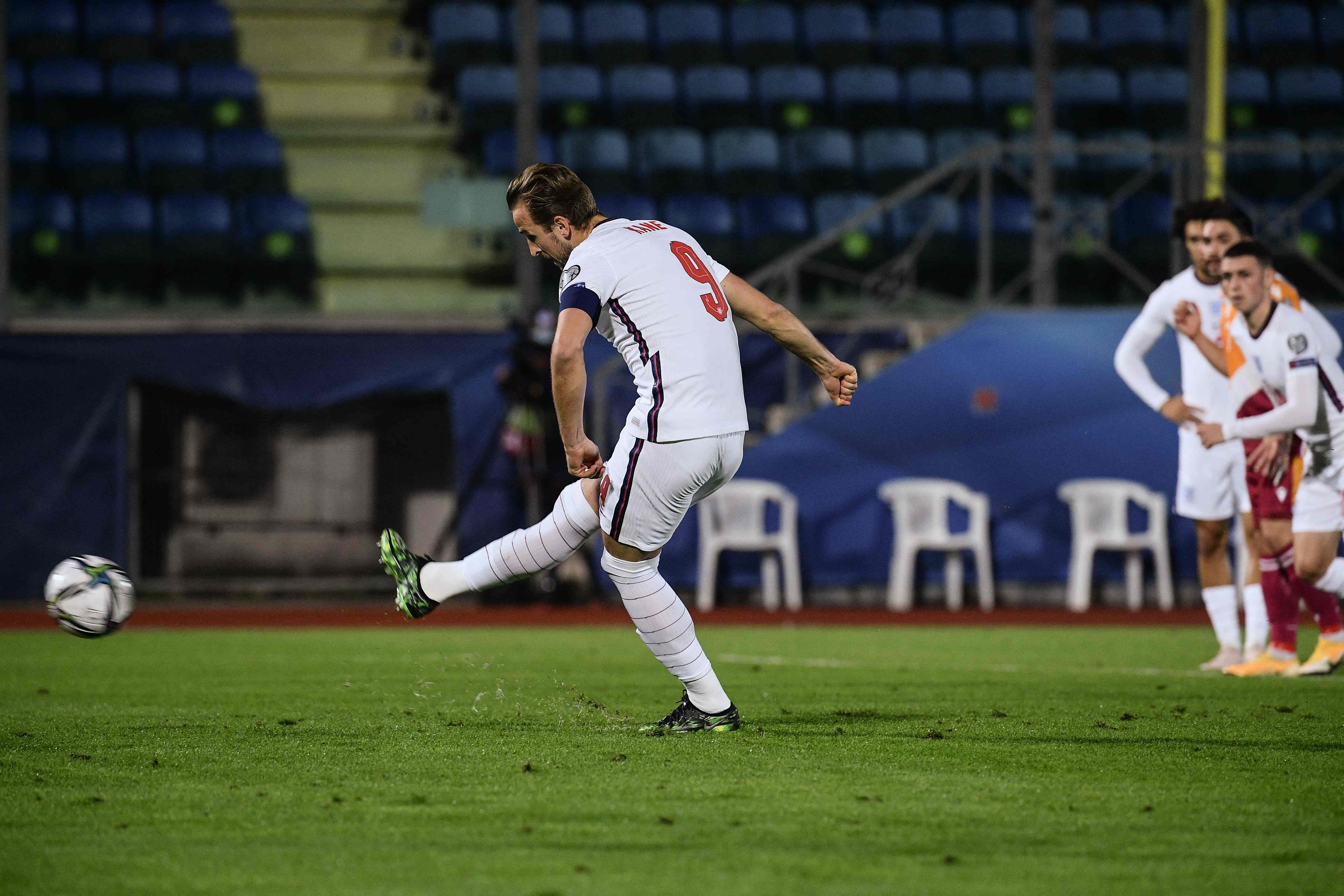 Kapten timnas Inggris Harry Kane mencetak gol ke gawang San Marino dari titik penalti.