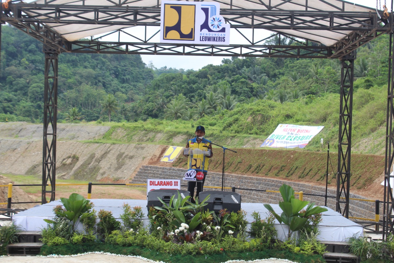 Wakil Bupati Ciamis, Yana D Putra secara resmi membuka pengalihan air sungai Citanduy di Bendungan Leuwikeris, Jumat (12/11) 