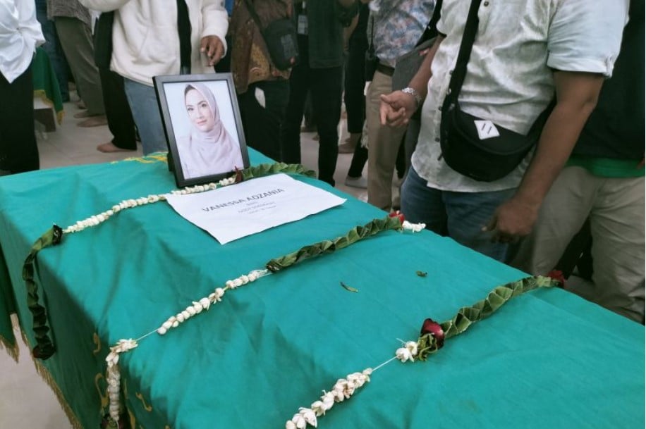 Jenazah Vanessa Angel saat sampai di Masjid Permata Qolbu di kawasan Perumahan Permata Mediterania, Jakarta Barat, Jumat (5/11).