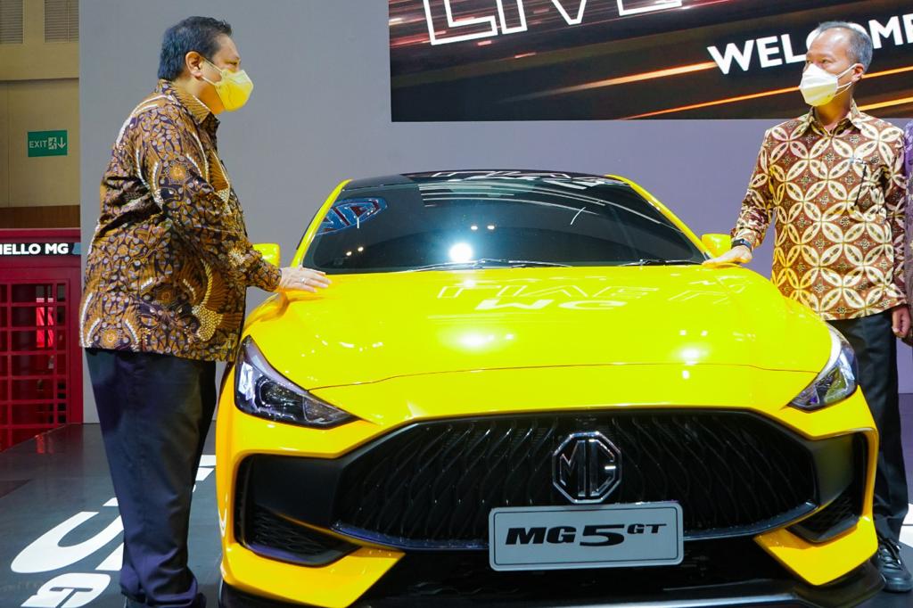 Menperin Agus Gumiwang Kartasasmita pada pembukaan GAIKINDO Indonesia International Motor Show (GIIAS) 2021 di ICE BSD, Tangerang, Banten.
