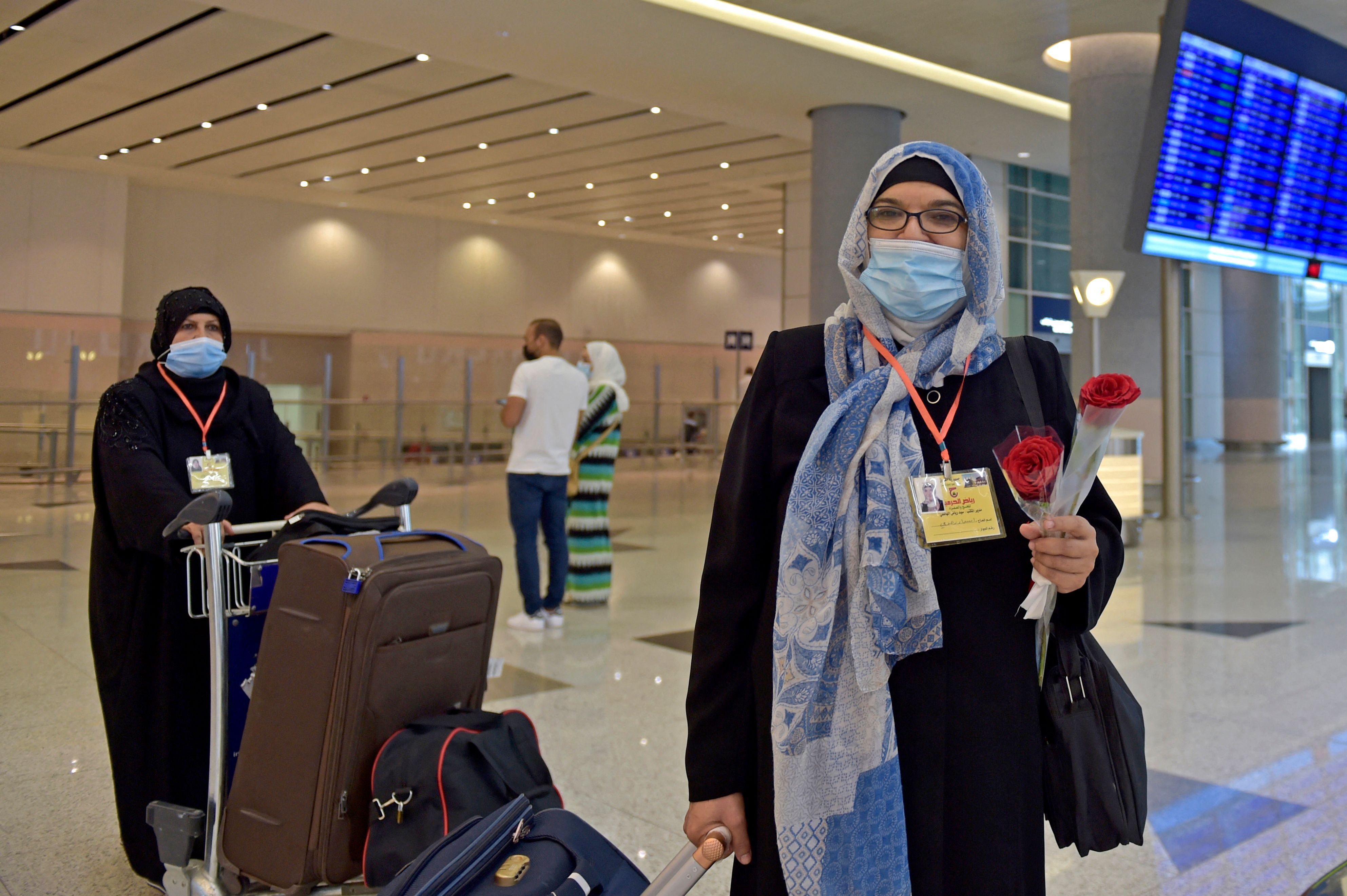 Warga mendarat di Bandara Internarsional King Abdulaziz, Jeddah, Arab Saudi