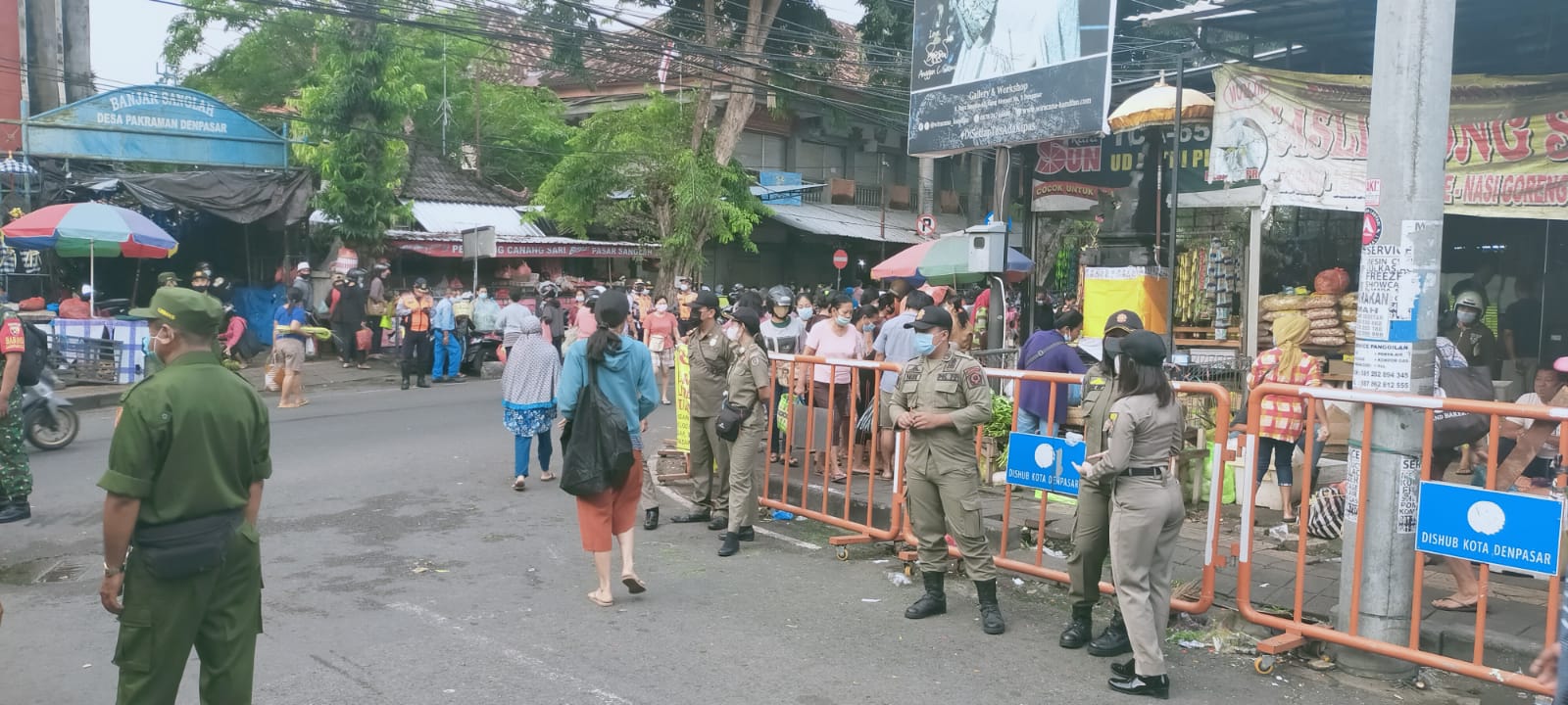 Anggota Satpol PP Kota Denpasar melakukan pengawasan prokes