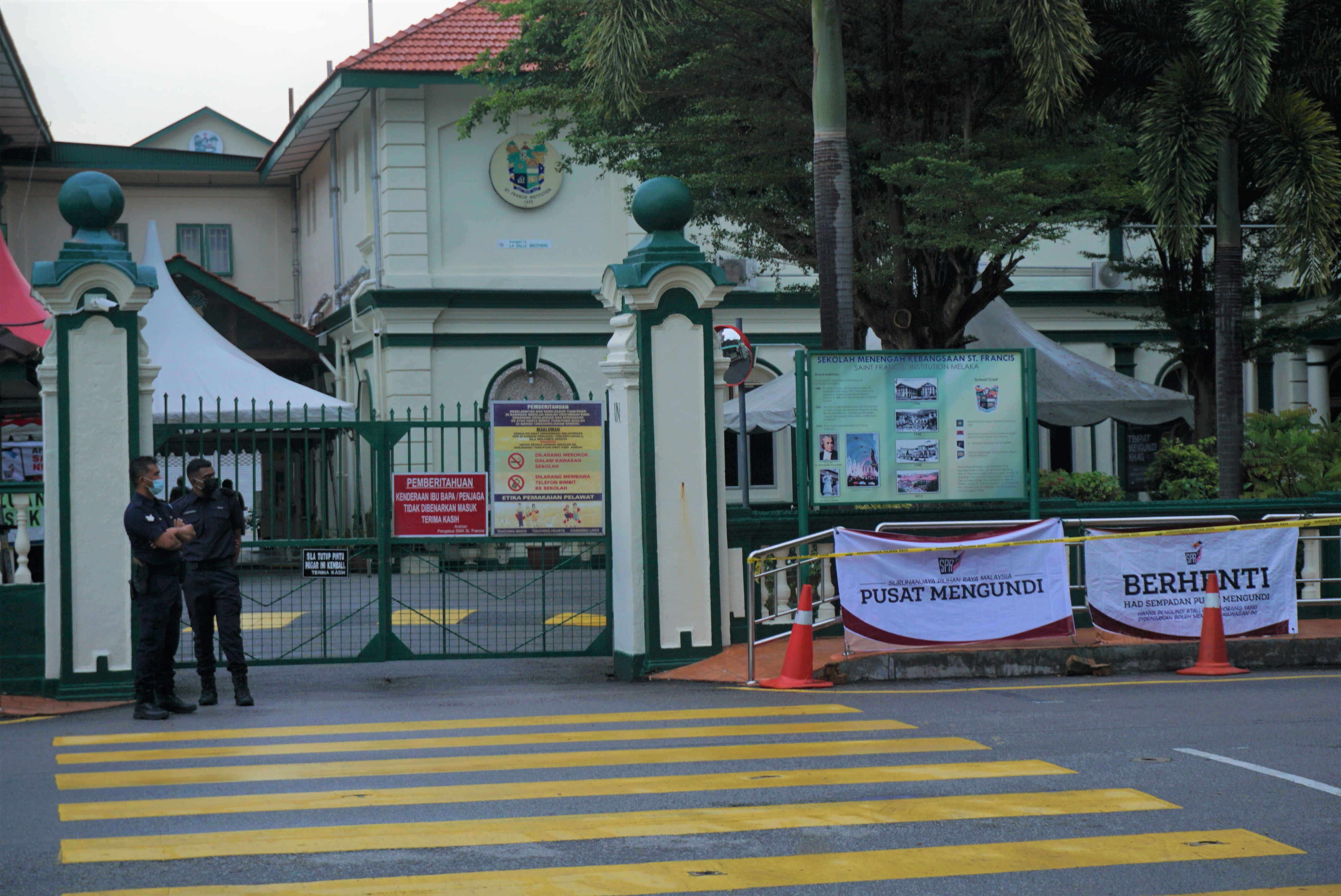 Petugas Polisi Diraja Malaysia (PDRM) bersiaga di salah satu lokasi pencoblosan Pemilihan Umum Negara Bagian Melaka Malaysia, di Sekolah St 