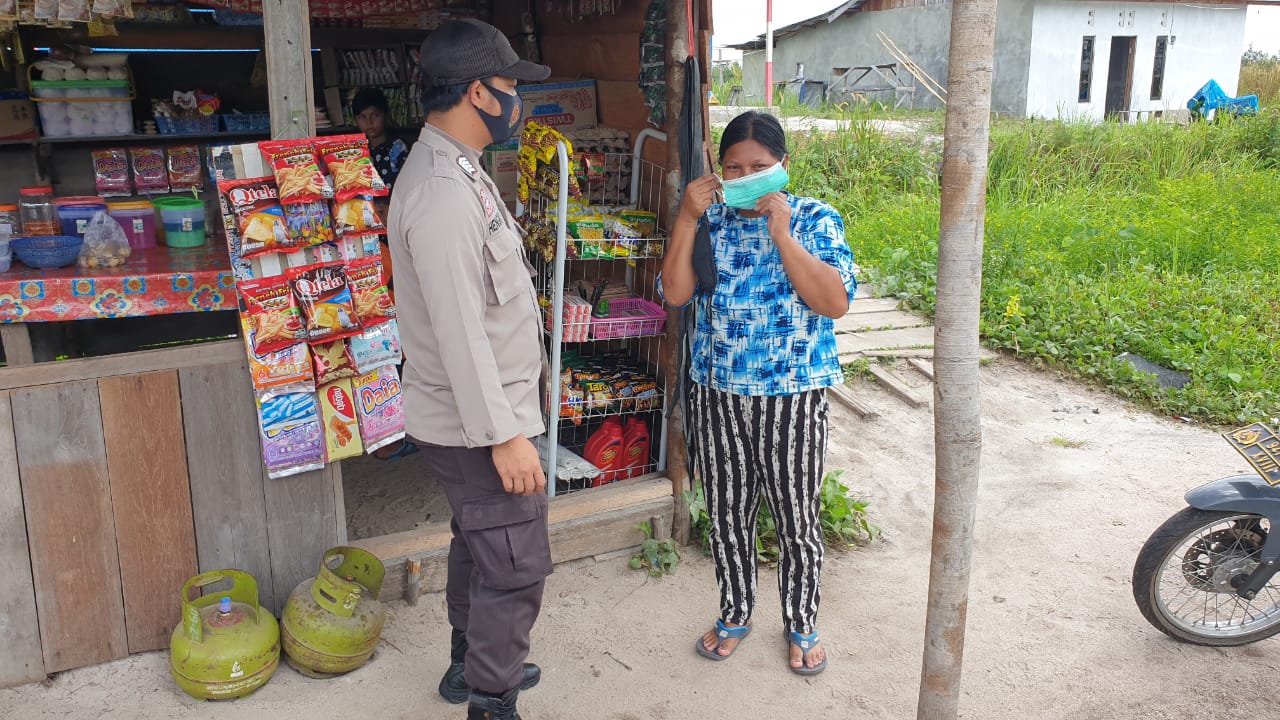  Bripka Hengky, anggota Polsek Rakumpit mendatangi warga