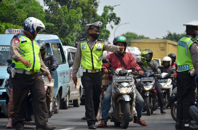Ilustrasi -  Polisi menghentikan pengendara motor dan memeriksa kelengkapan surat berkendara saat menggelar Operasi Zebra Jaya.