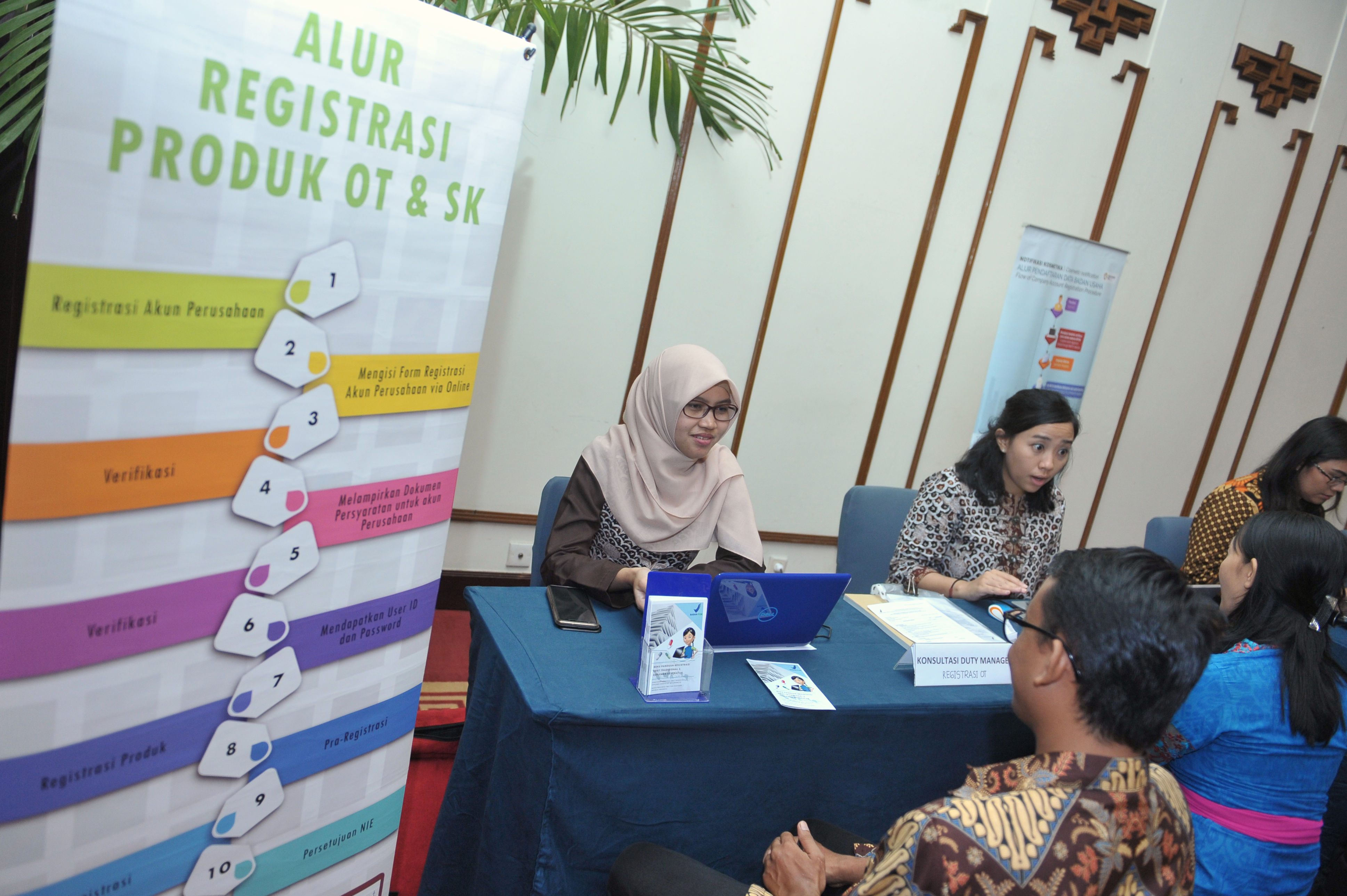 Petugas Badan Pengawas Obat dan Makanan (BPOM) memberikan informasi kepada pelaku usaha.