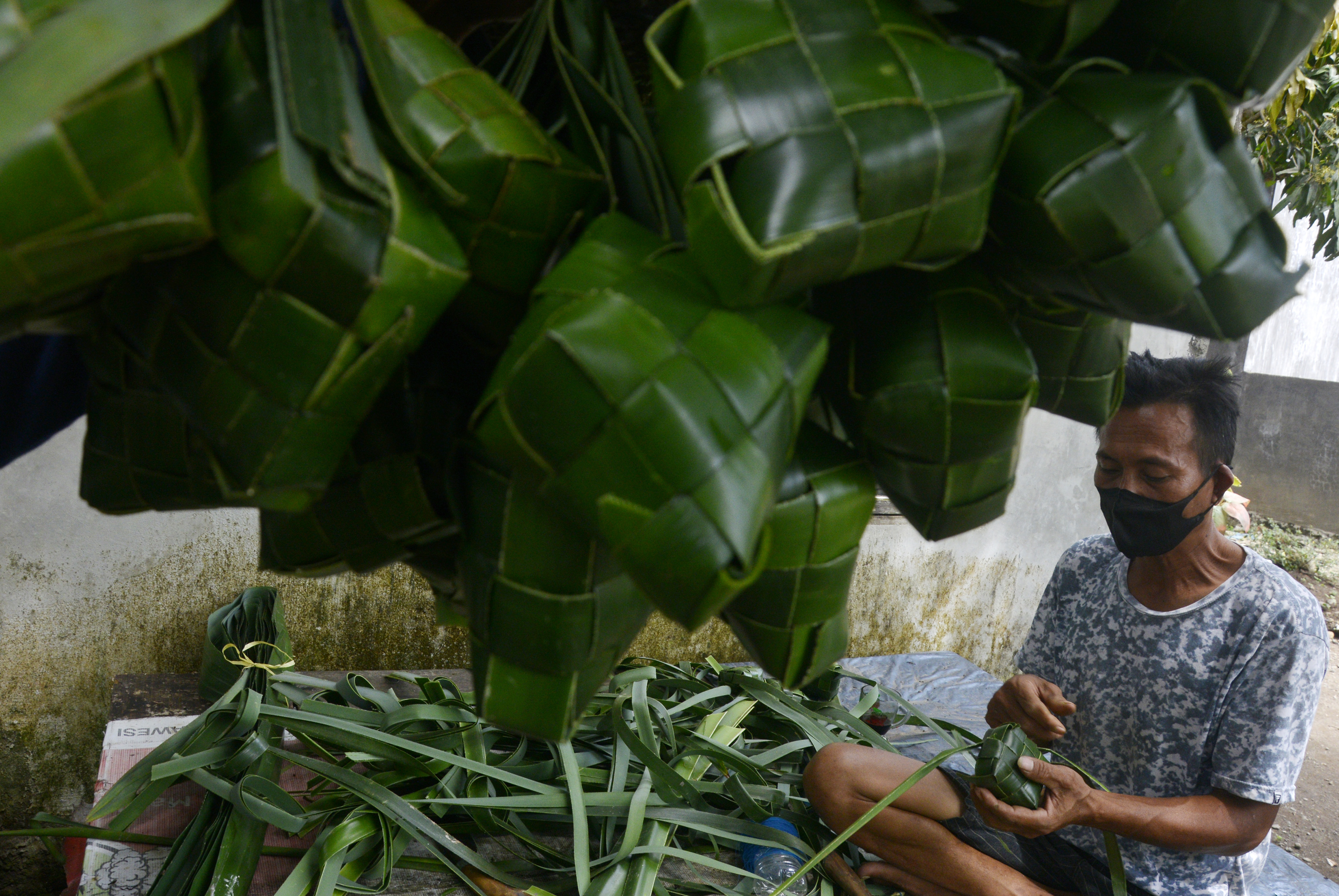 Warga membuat kulit ketupat berbahan daun pandan di Kecamatan Barombong, Kabupaten Gowa, Sulawesi Selatan.