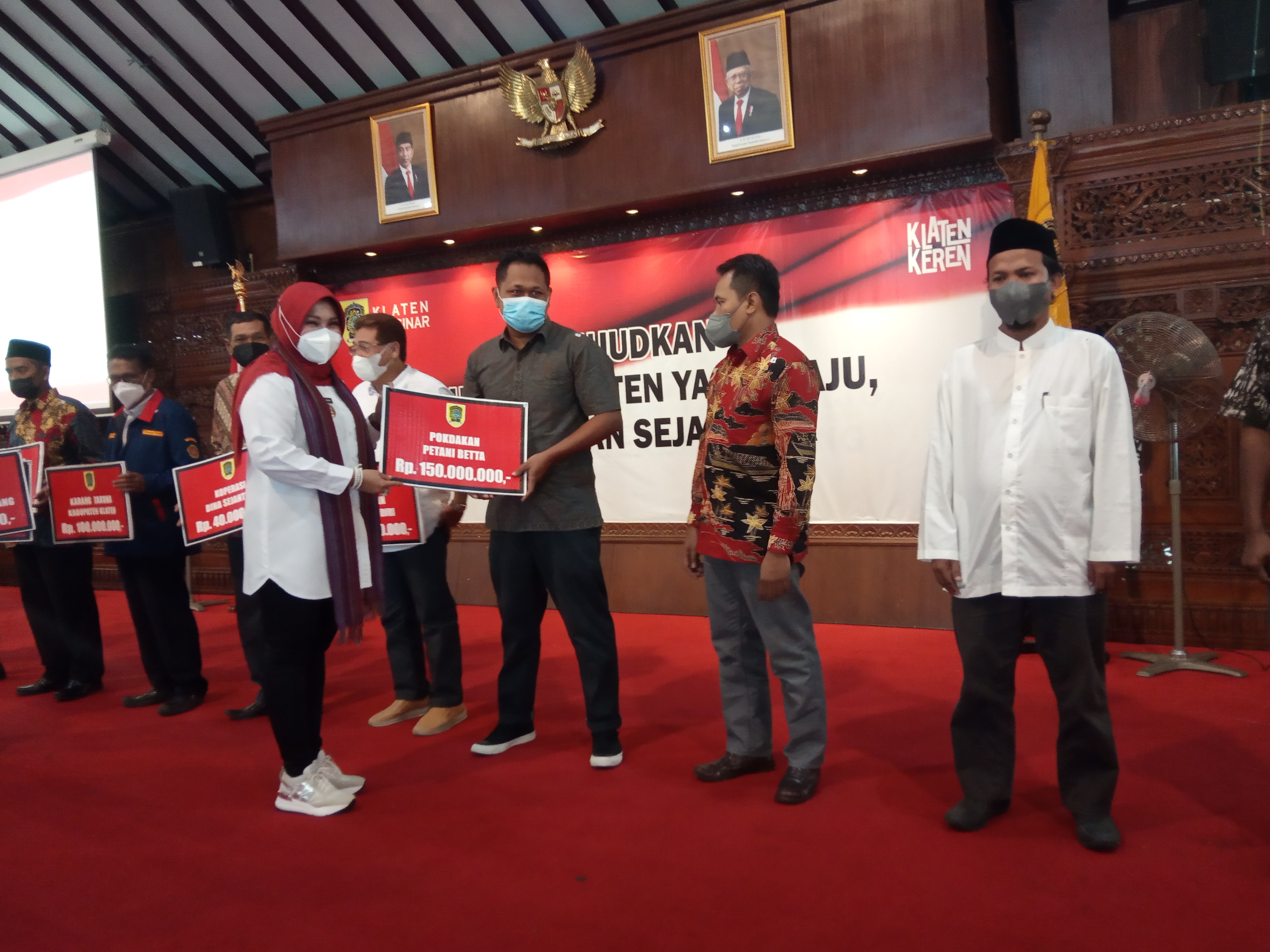 Bupati Klaten Sri Mulyani menyerahkan dana hibah