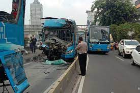 Kecelakaan bus Trans-Jakarta.
