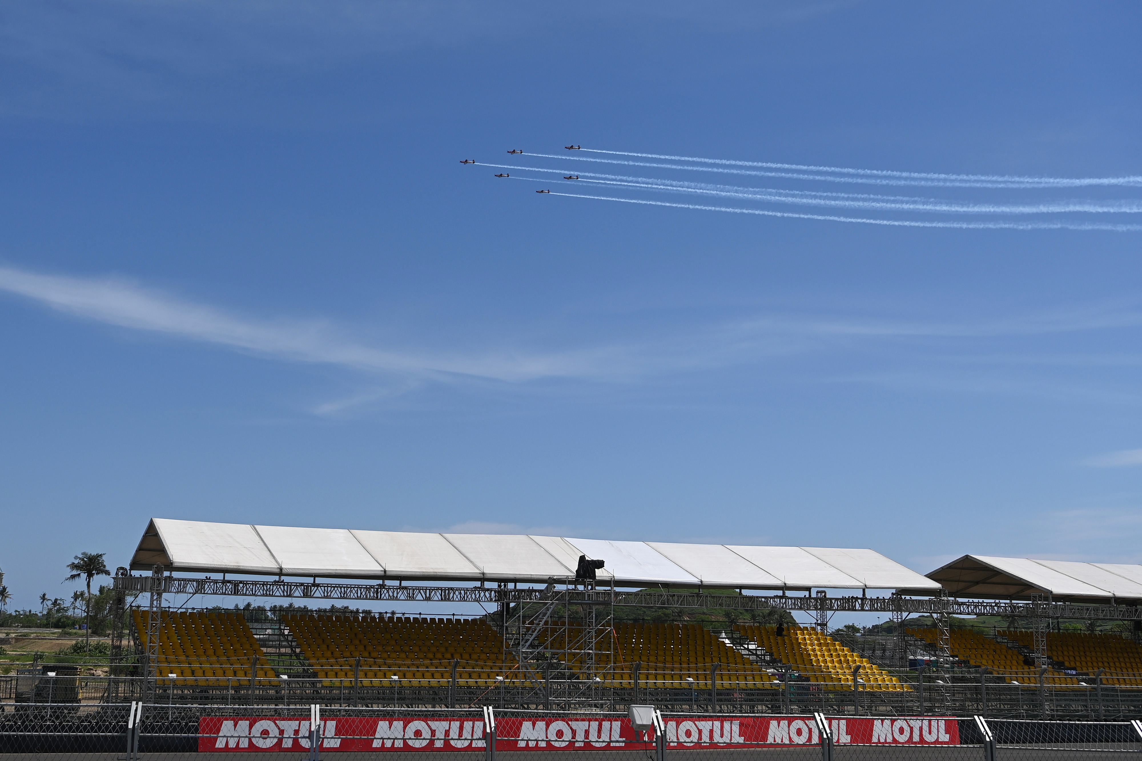  Pesawat dari Jupiter Aerobatic Team TNI AU beraksi saat sesi latihan jelang pembukaan World Superbike (WSBK) di sirkuit Pertamina Mandalika