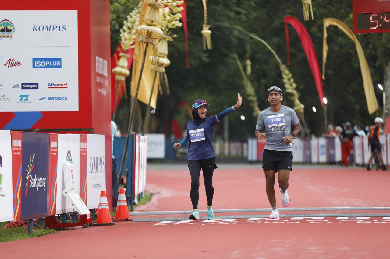 Istri Gubernur Jateng Ganjar Pranowo, Siti Atiqoh Supriyanto mengikuti Borobudur Marathon 2021