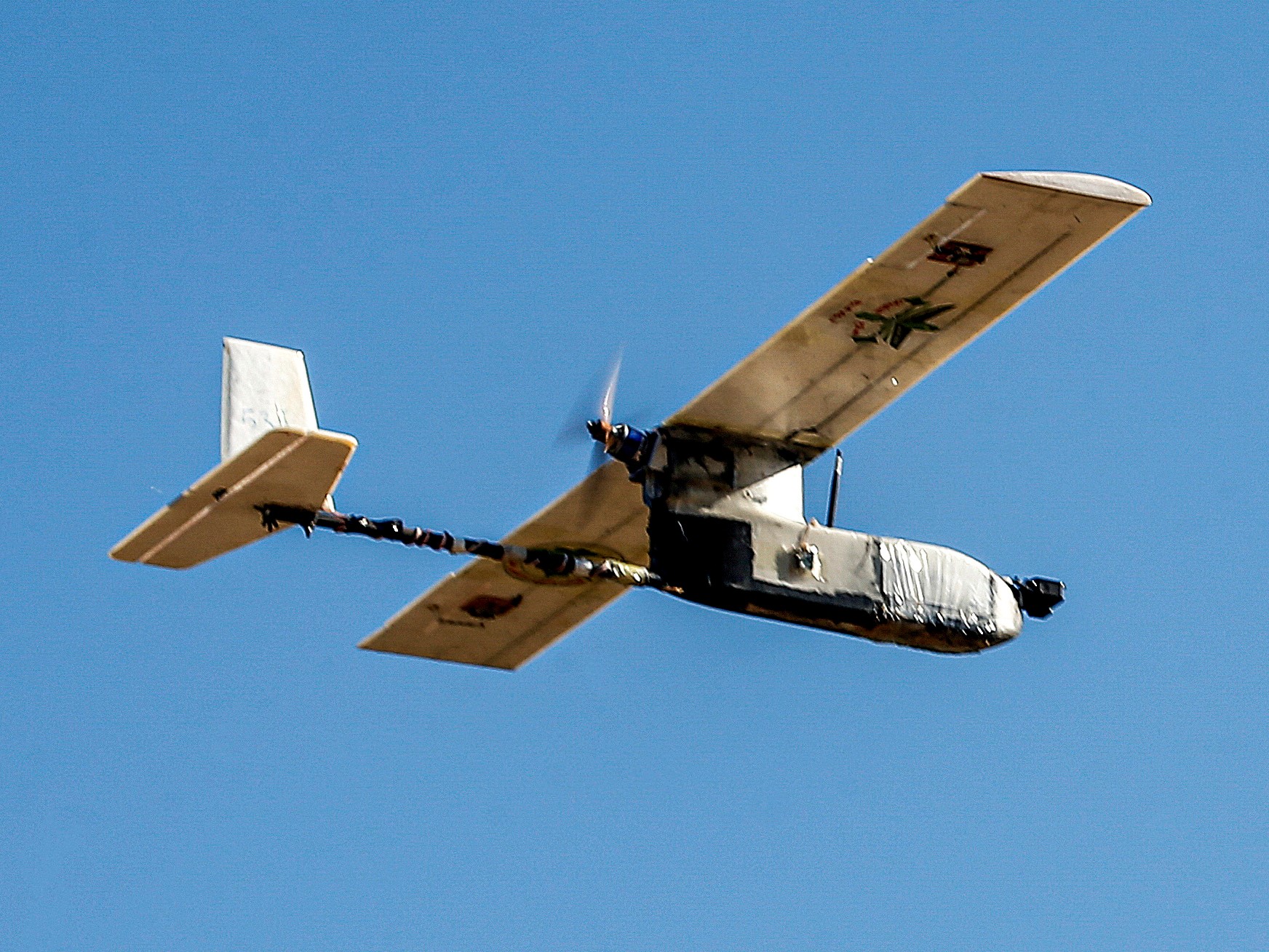 Pesawat udara tak berawak (UAV atau drone) gerakan Islam Palestina Hamas terbang di atas Kota Gaza.