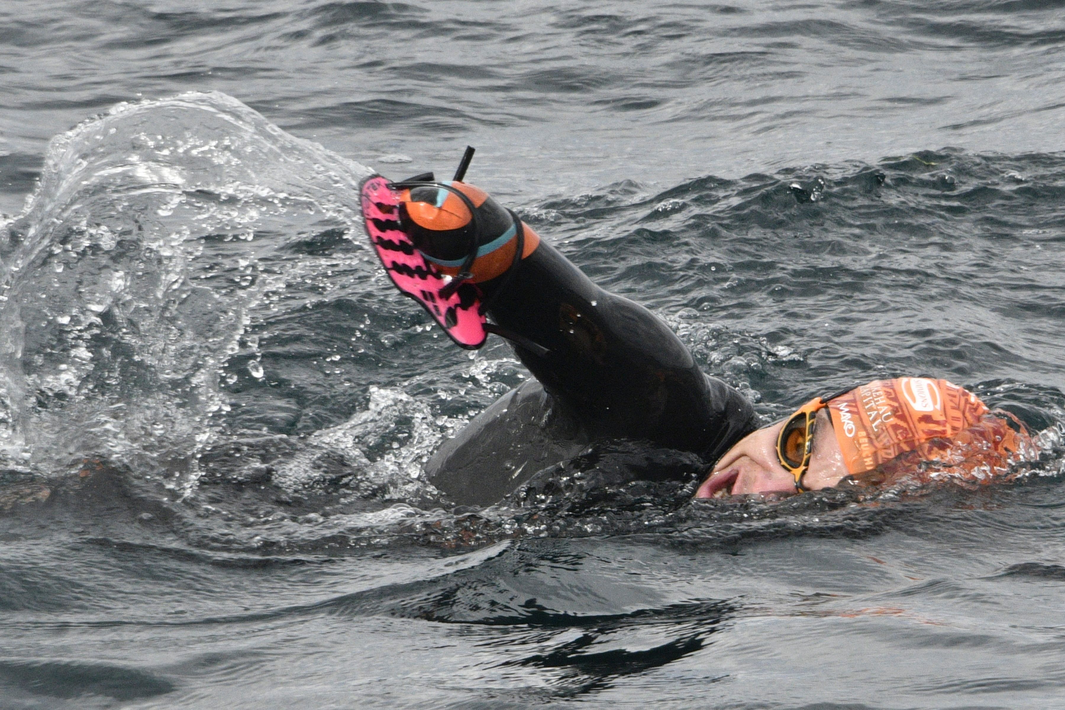 Atlet Paralimpiade Prancis Theo Curin berenang di Danau Titicaca.