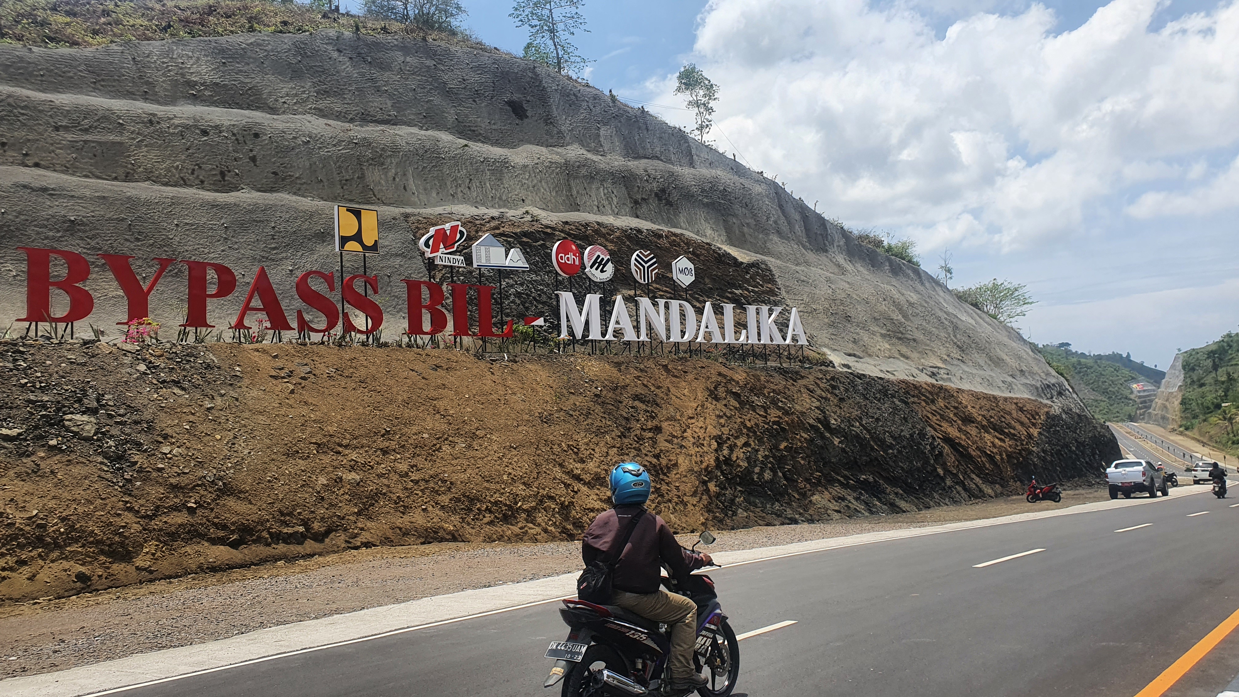 Pengendara sepeda motor melintasi jalan bypass Lombok - Mandalika, Kamis (4/11).