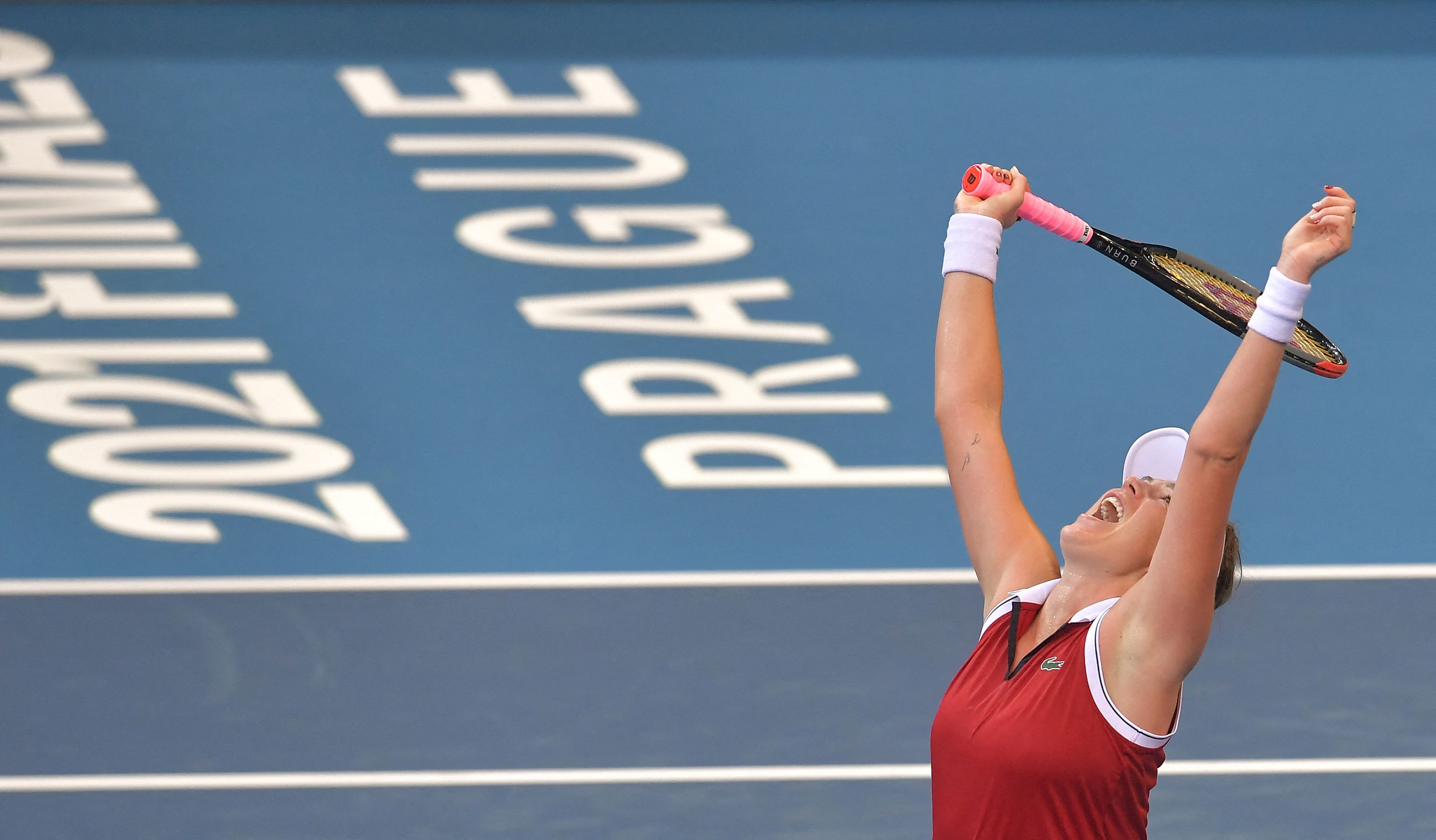 Petenis Rusia Anastasia Pavlyuchenkova melakukan selebrasi usai mengalahkan petenis Prancis Alize Cronet di laga Piala Billie Jean King.