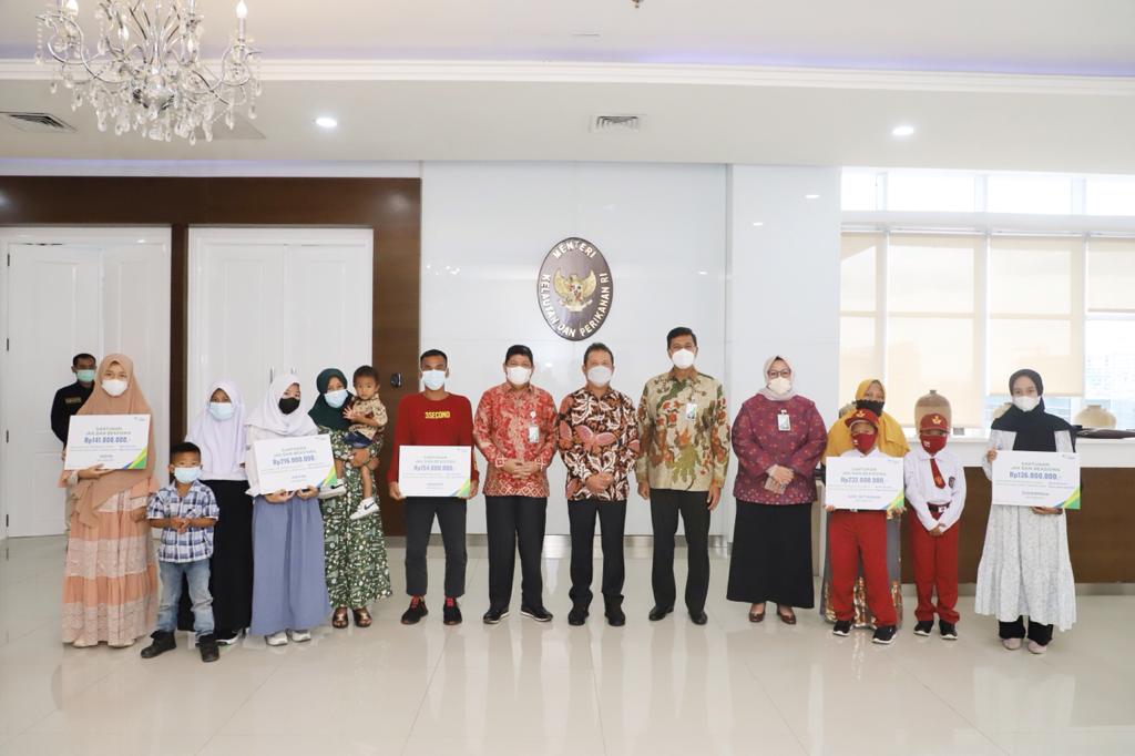 Menteri Kelautan dan Perikanan Serahkan Santunan BPJAMSOSTEK Rp1,99 Miliar untuk 21 ABK KM Hentri I