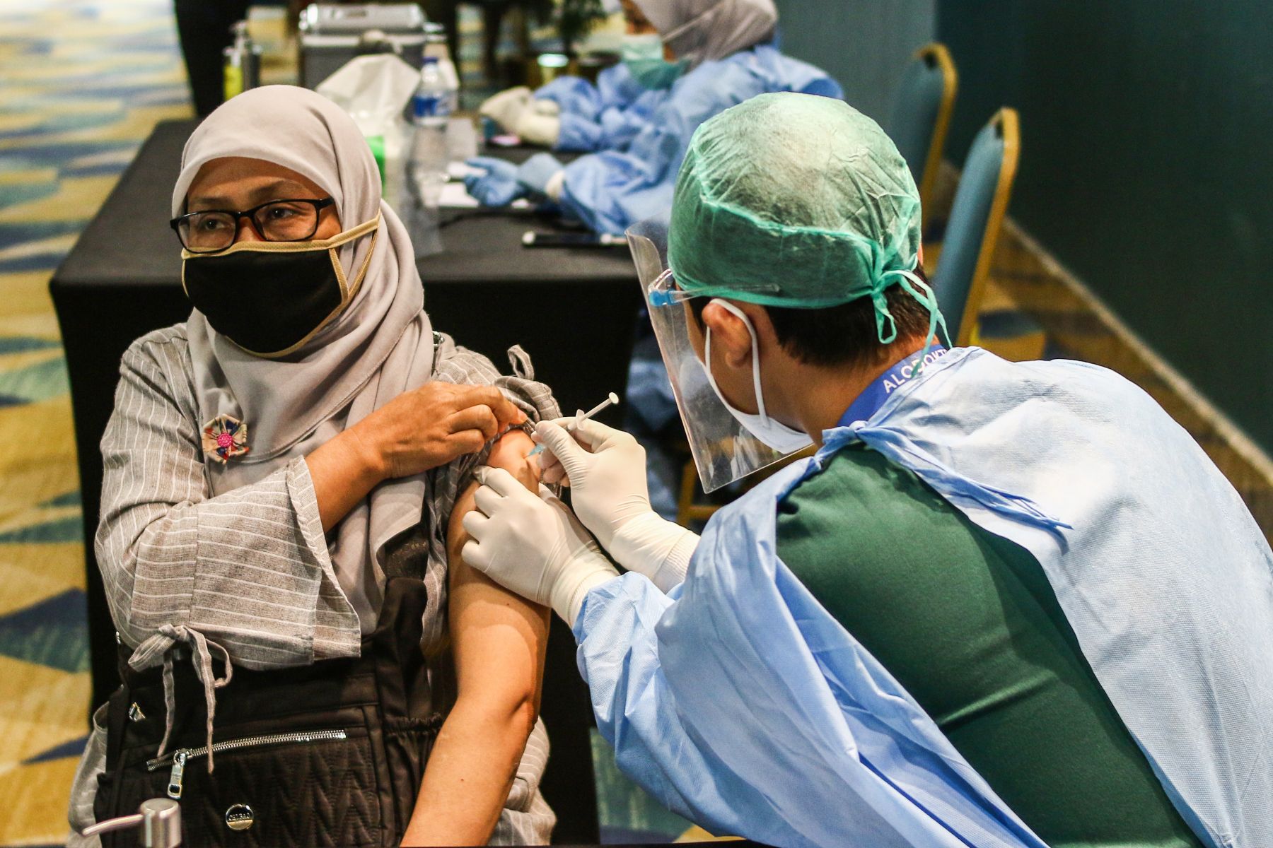 Petugas menyuntikkan vaksin Covid-19 kepada penerima vaksin di Senayan City, Jakarta, Rabu (7/4/2021).  