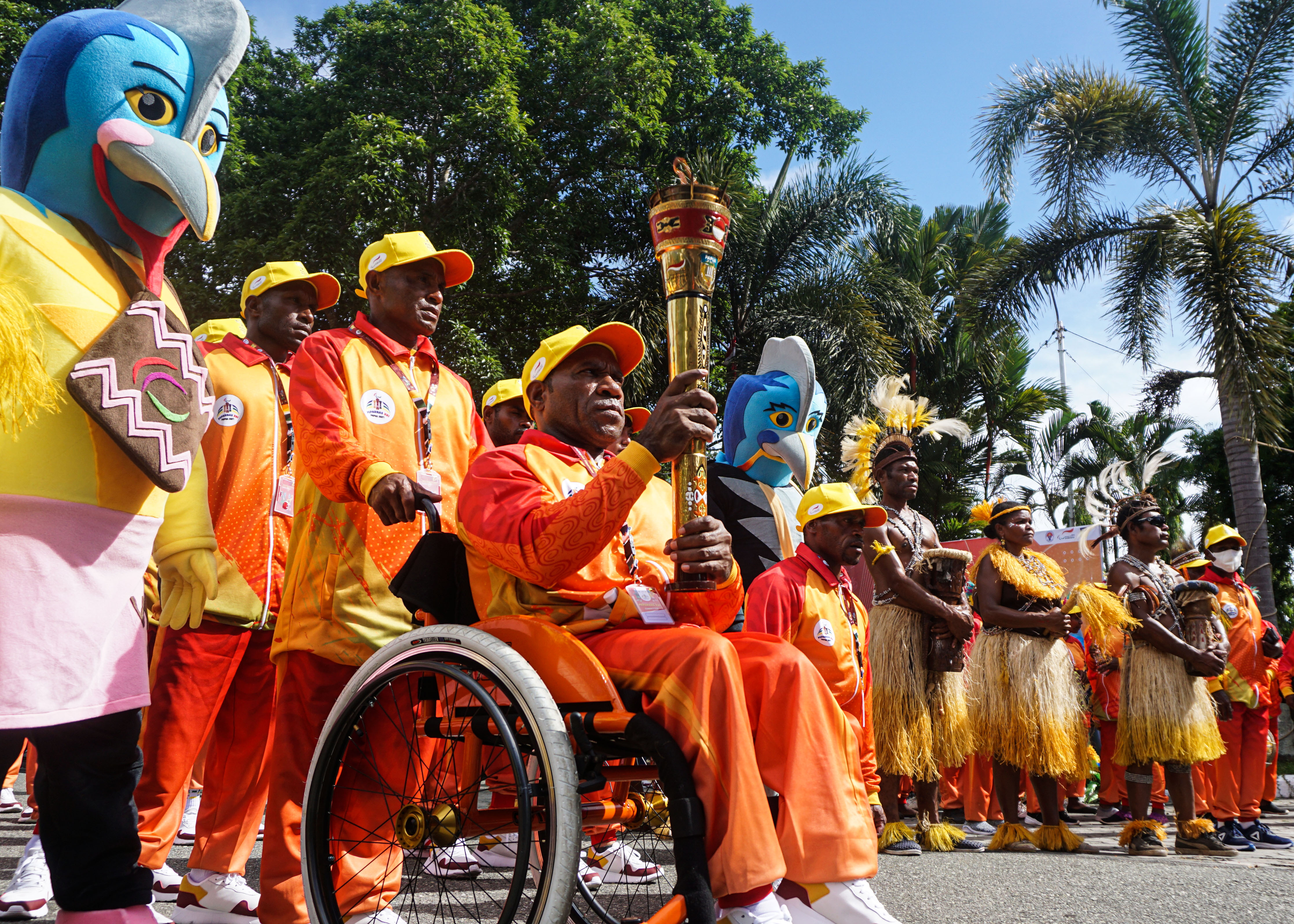 Lifter Papua Oktovianus F. Itlay (dua kiri) membawa obor api Peparnas XVI Papua di Kantor Bupati Jayapura, Gunung Merah, Kabupaten Jayapura.