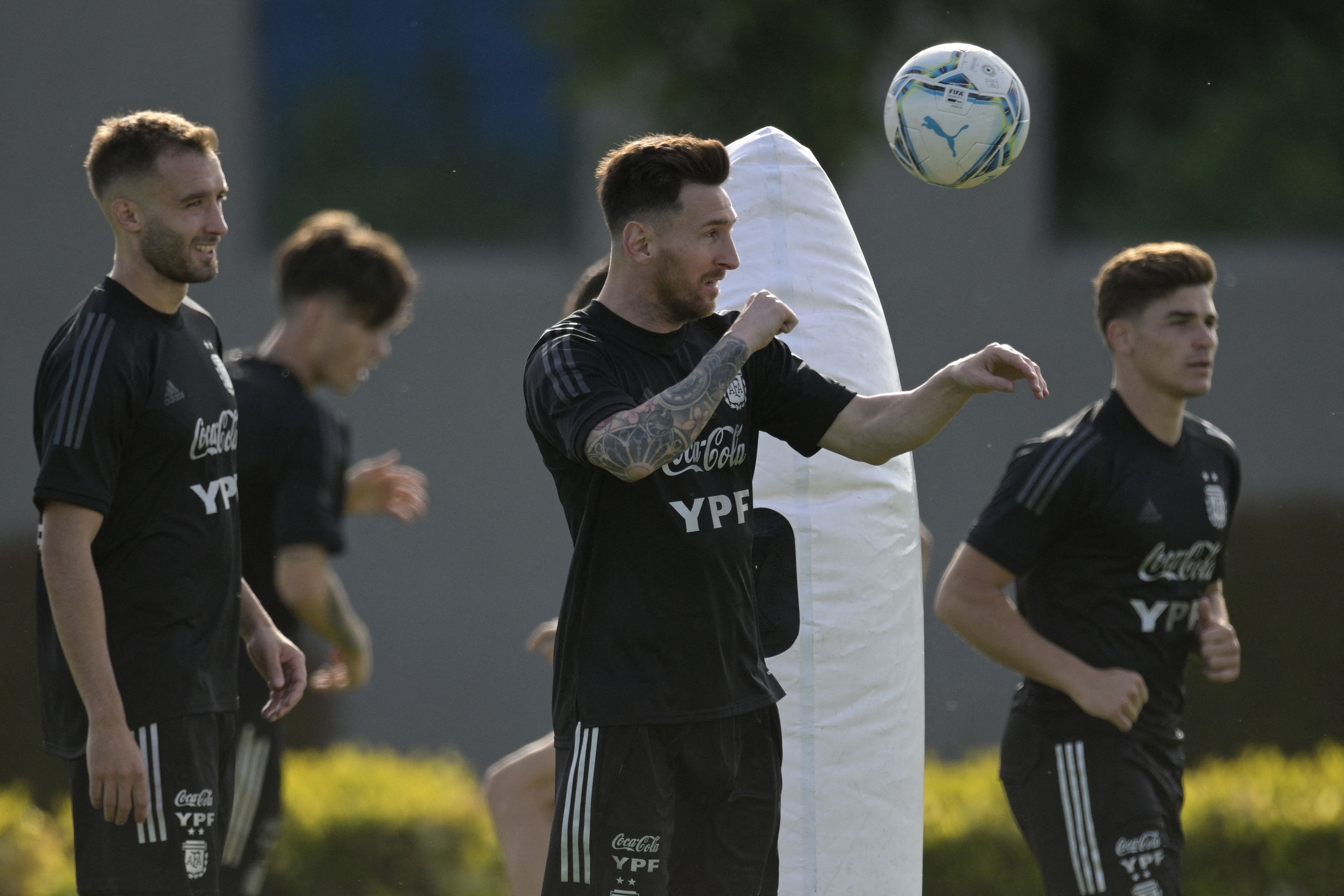 Penyerang Timnas Argentina Lionel Messi (tengah) menyundul bola saat latihan di Ezeiza, Buenos Aires, Argentina, Selasa (9/11).  
