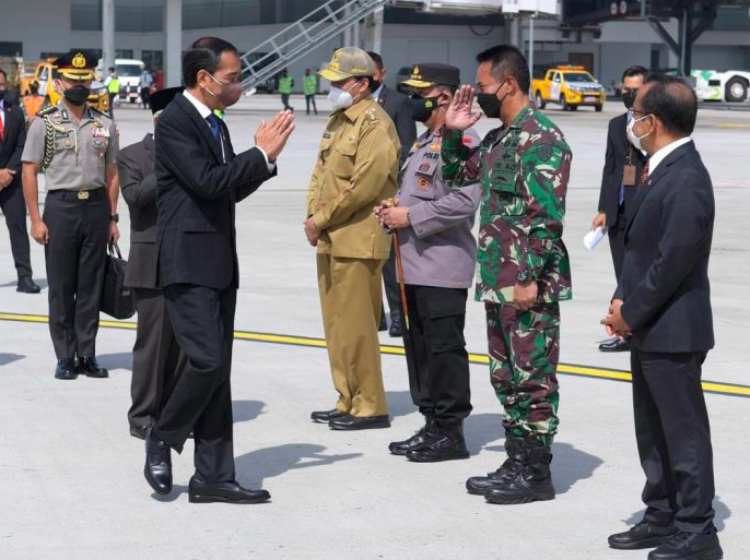 Kasad Jenderal Andika Perkasa (kedua dari kanan) yang mengantar Presiden Jokowi ke Roma di Bandara Halim Perdanakusuma, Jakarta.