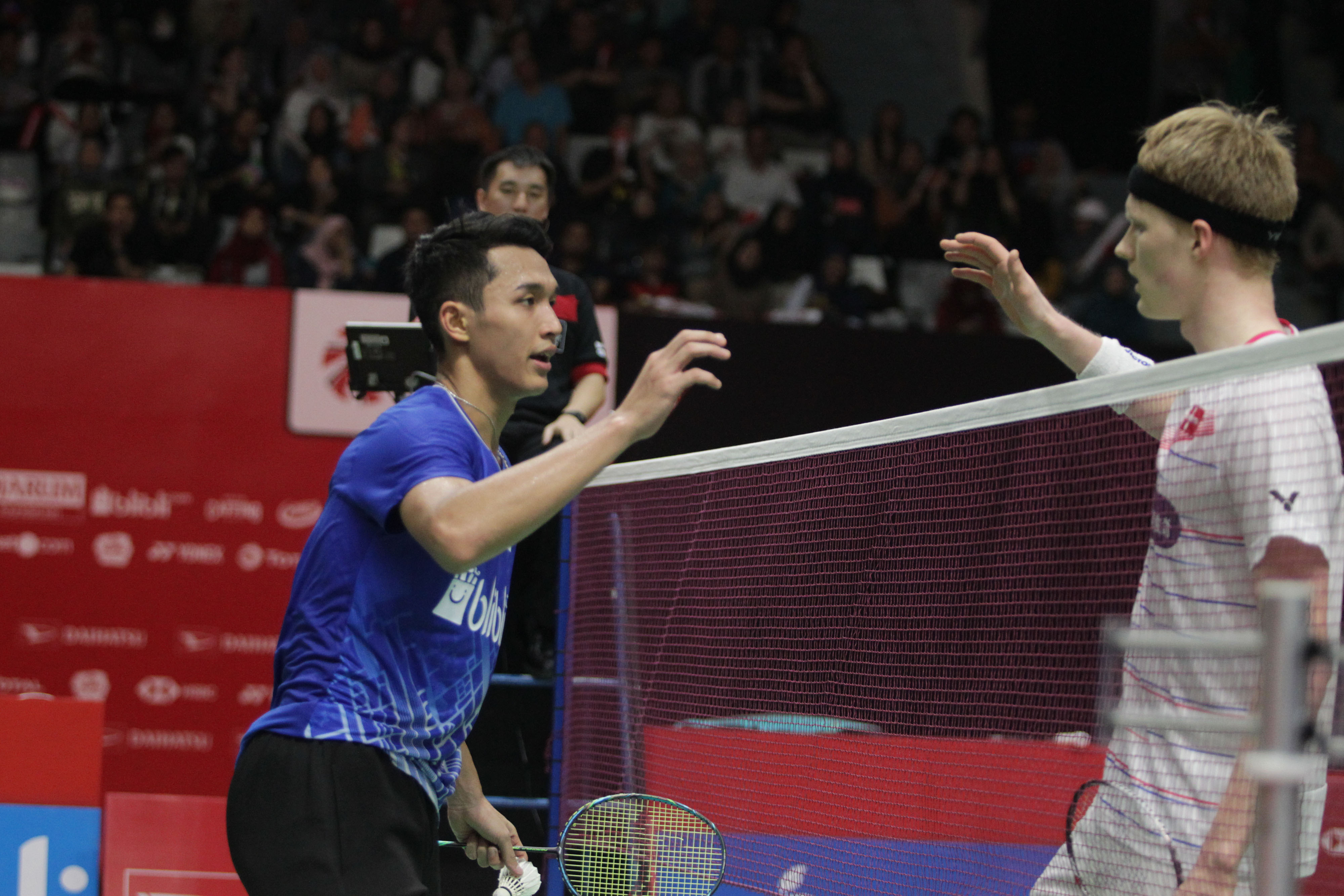 Pertemuan Pebulu tangkis tungal putra Indonesia Jonatan Christie (kiri) dan Anders Antonsen (kanan)