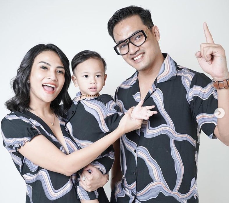 Vanessa Angel bersama suami dan anaknya.