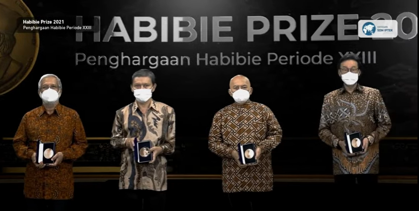 Empat penerima Habibie Prize 2021(kiri-kanan), Prof Subagjo, Prof Hanafi, Prof Nyoman Nuarta dan Prof Nicholaas C Budhiparama.