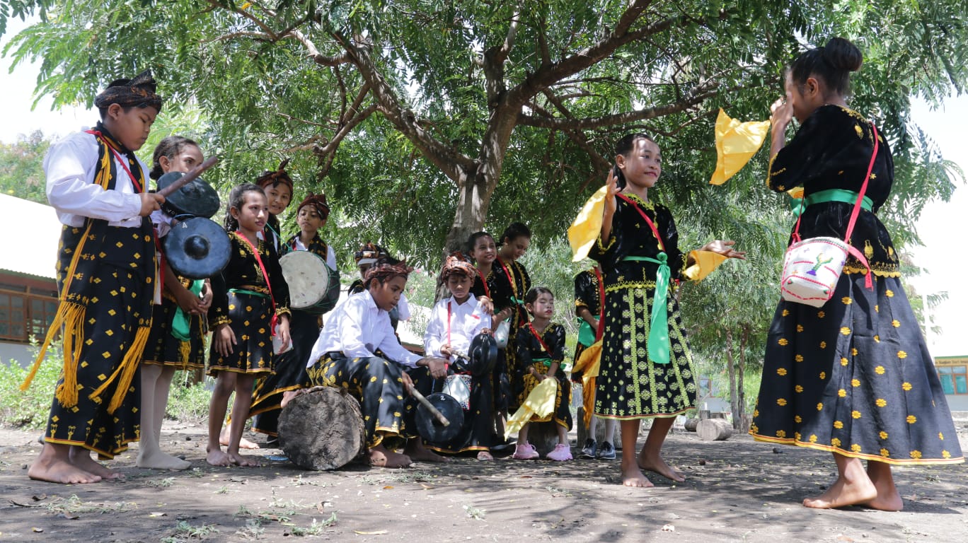 Siswa SD Wolorae yang tergabung dalam Sanggar Seni Dhengi Dhawe.