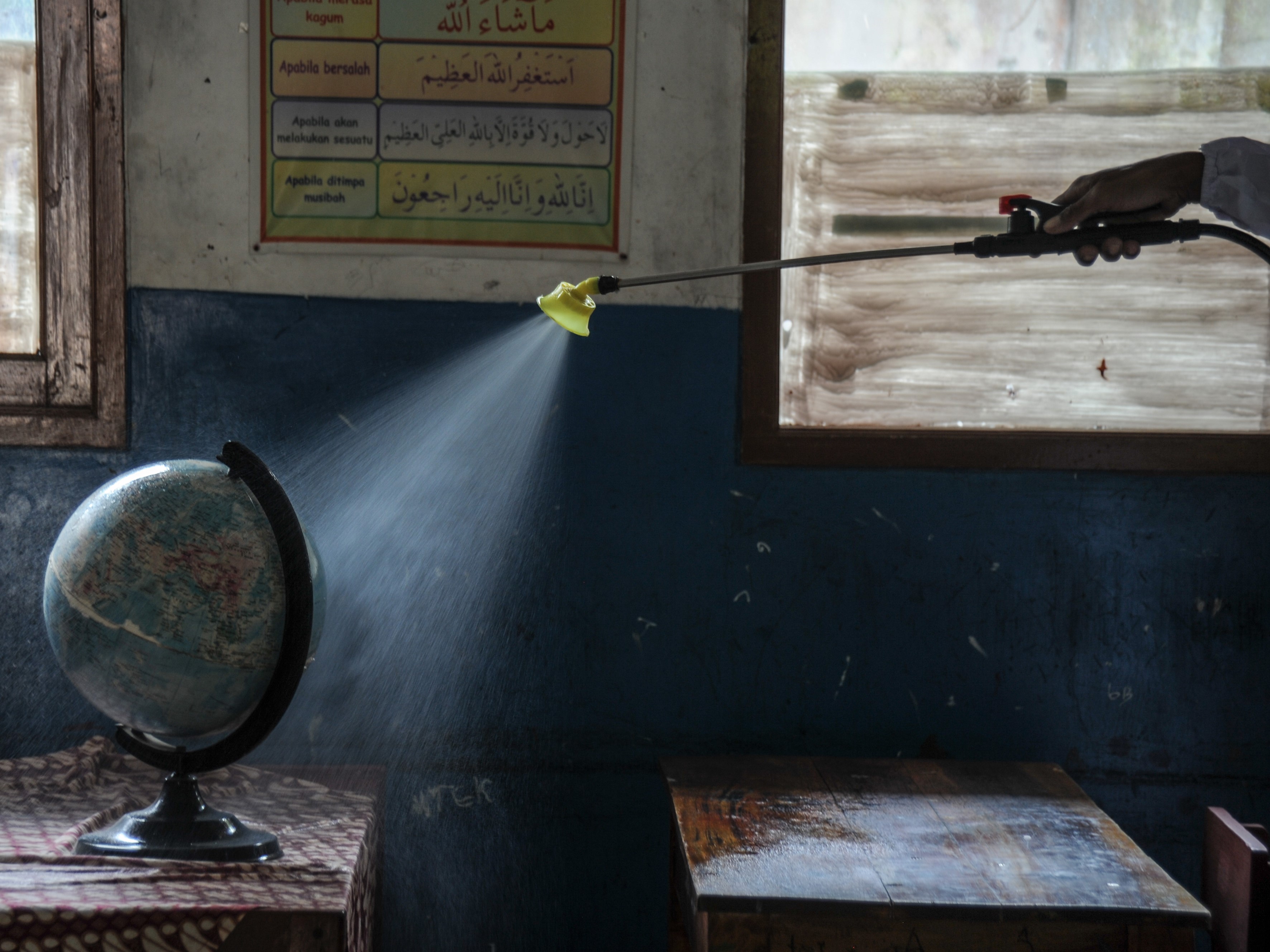 Petugas melakukan disinfeksi di kelas SDN 065 Cihampelas yang ditutup sementara di Bandung, Jawa Barat, Senin (25/10/2021).