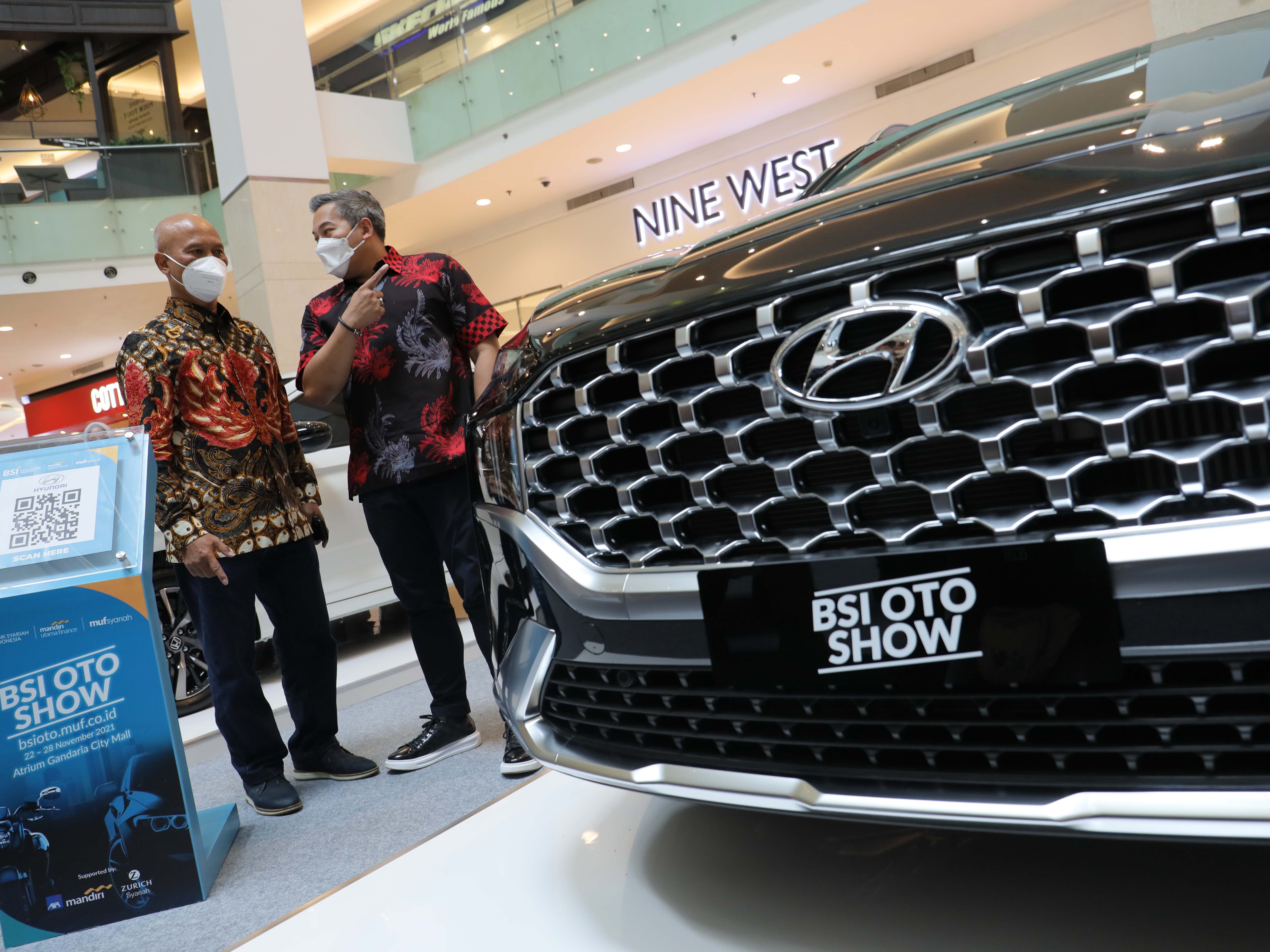 Wakil Dirut 1 BSI Ngatari (kiri) dan Direktur Finance & Business Relationship MUF Rully Setiawan pada pembukaan BSI Otoshow 2021.