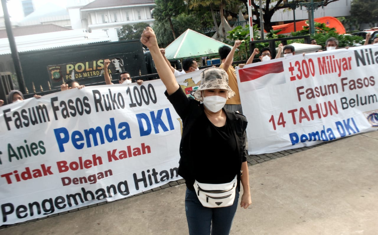Warga Ruko Seribu Cengkareng mangadukan fasum dan fasos yang belum diserahkan ke negara oleh pengembang ke Pemprov DKI Jakarta, Kamis (18/11